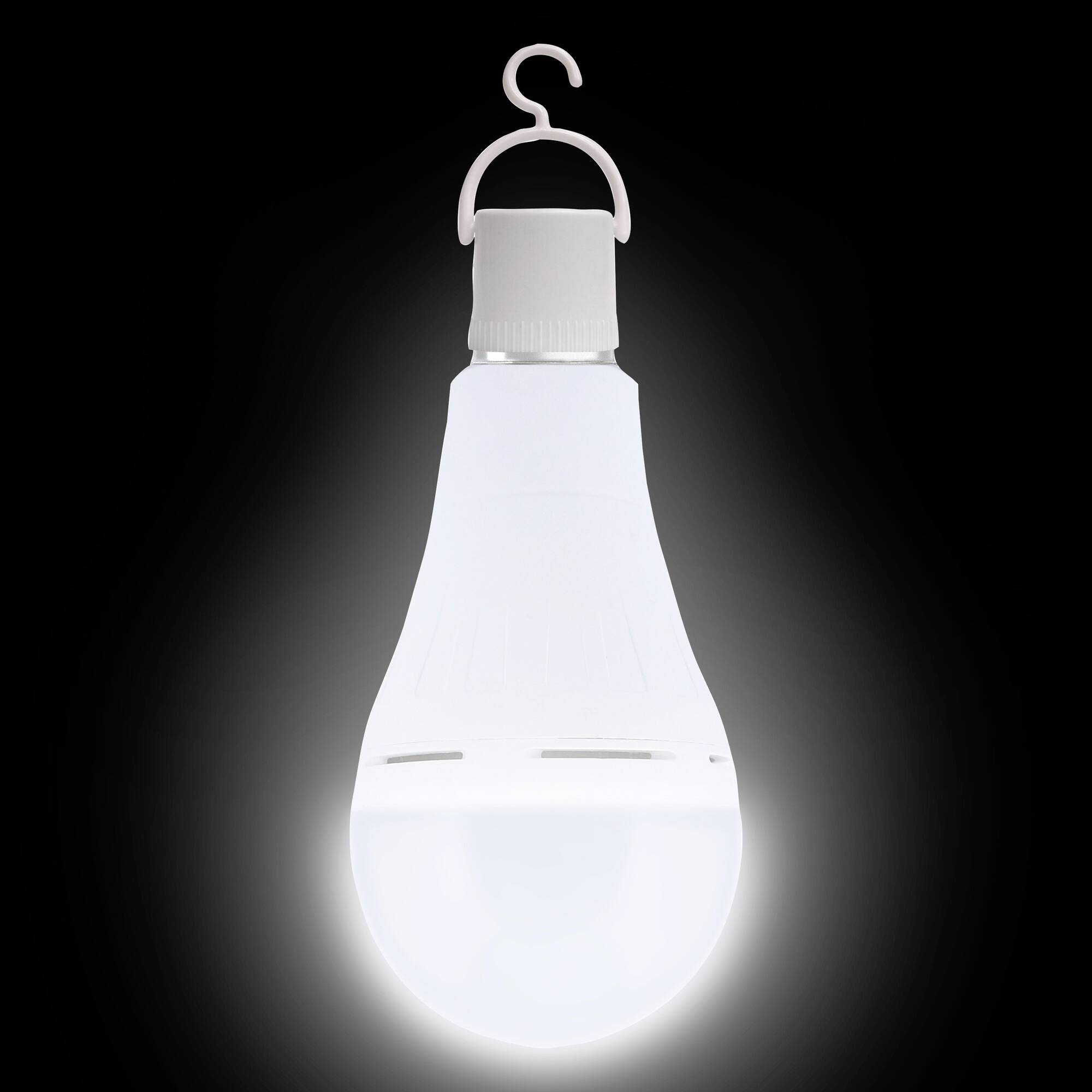Eine weiße LED-Lampe leuchtet hell vor einem dunklen Hintergrund. Die Lampe hat einen Haken am Sockel, ideal zum Aufhängen.