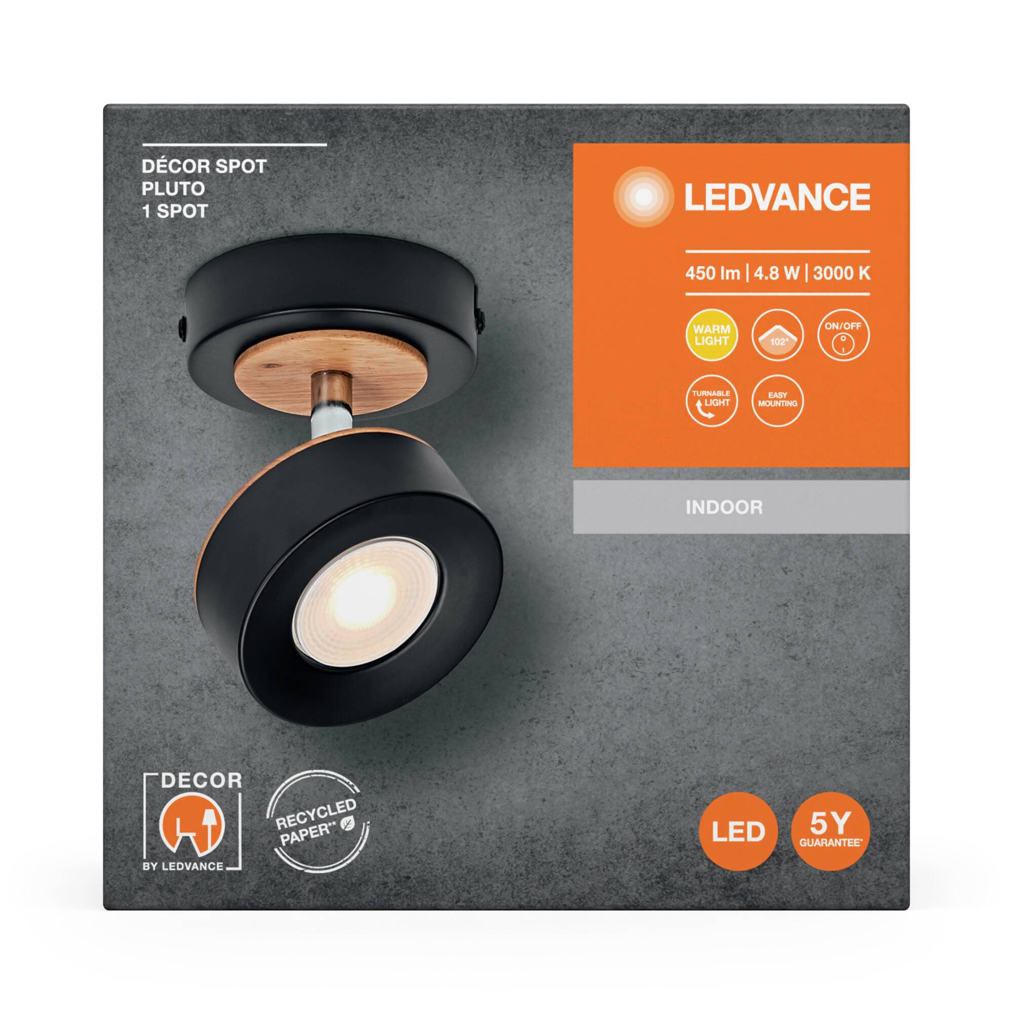 Verpackung einer LEDVANCE Dekor-Spotleuchte 'Pluto'. 450 lm, 4,8 W, 3000 K. Geeignet für Innenräume. Umweltfreundlich aus recyceltem Papier.