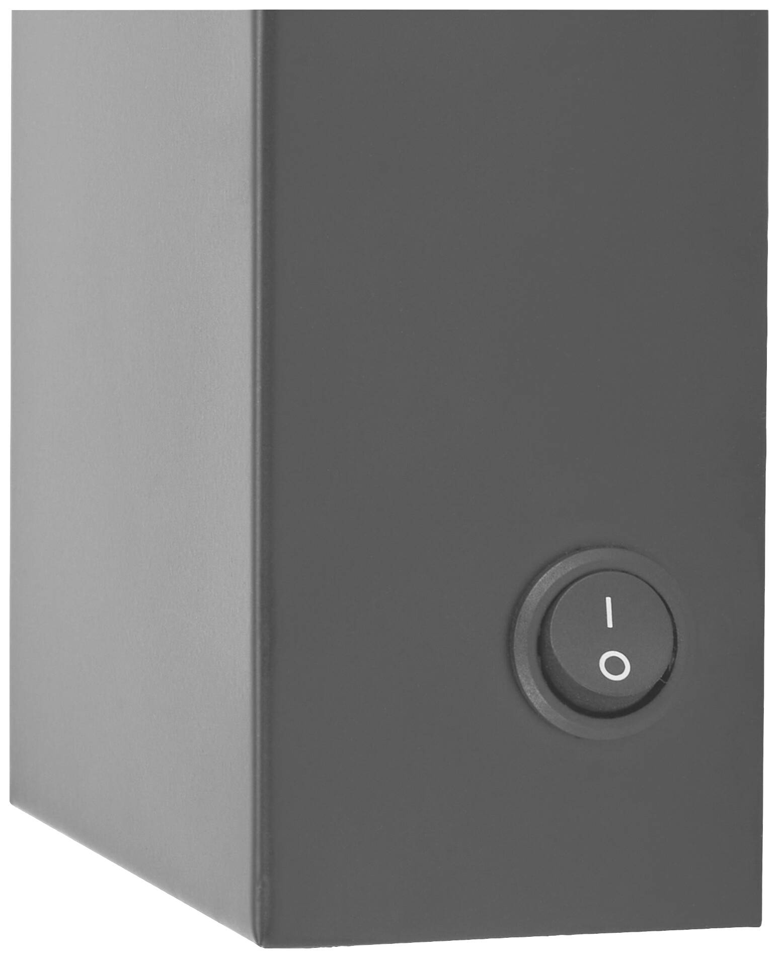 Schwarzer rechteckiger Gegenstand mit rundem Ein/Aus-Schalter auf der Vorderseite.