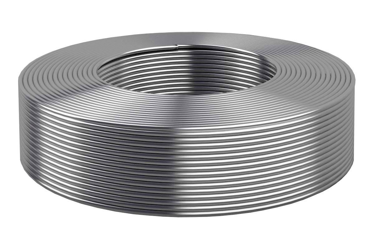 Eine große Rolle aus silbrigem Metallband, spiralförmig gewickelt und glänzend.
