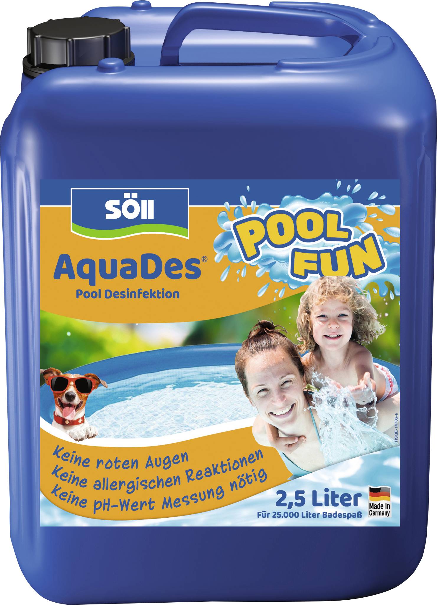 Blauer Behälter mit der Aufschrift 'Söll AquaDes Pool Desinfektion'. Zeigt Bilder einer lächelnden Frau, eines Kindes und eines Hundes im Pool. Text: 'Keine roten Augen, keine allergischen Reaktionen, keine pH-Wert Messung nötig'. Inhalt: 2,5 Liter.