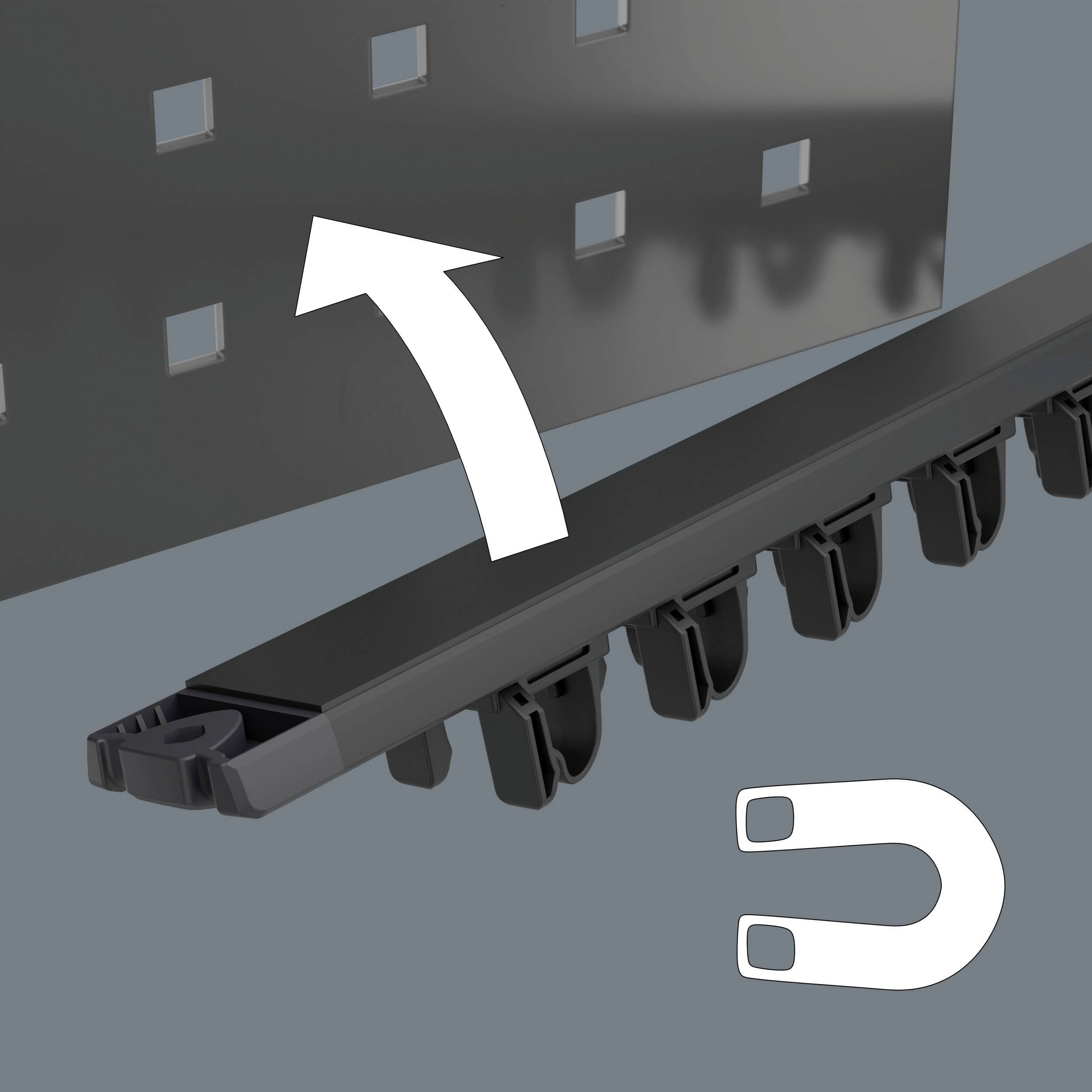 Eine schwarze magnetische Halterung wird an einer perforierten Metallwand befestigt. Ein Pfeil zeigt die Anziehungskraft an.
