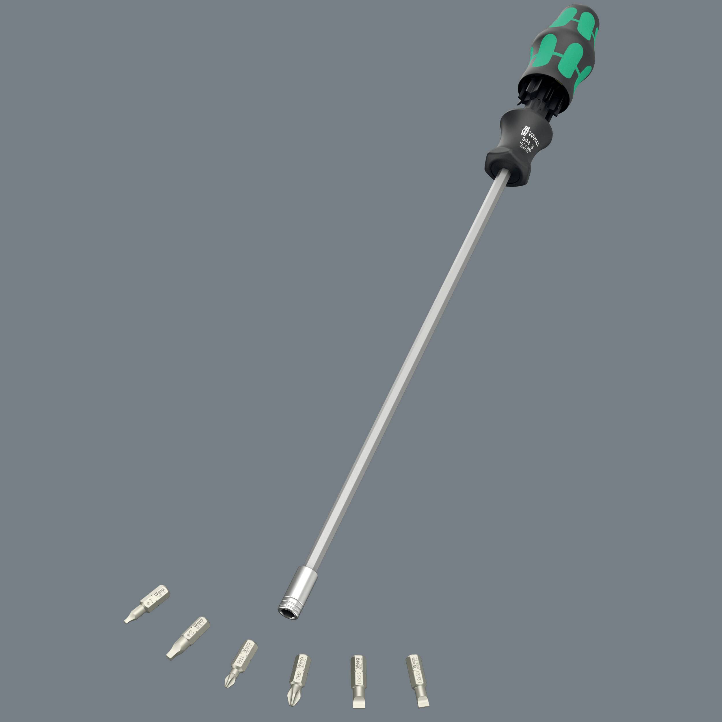 Ein Schraubendreher mit ergonomischem Griff und langem Schaft. Darunter liegen verschiedene auswechselbare Bits für diverse Schraubköpfe.