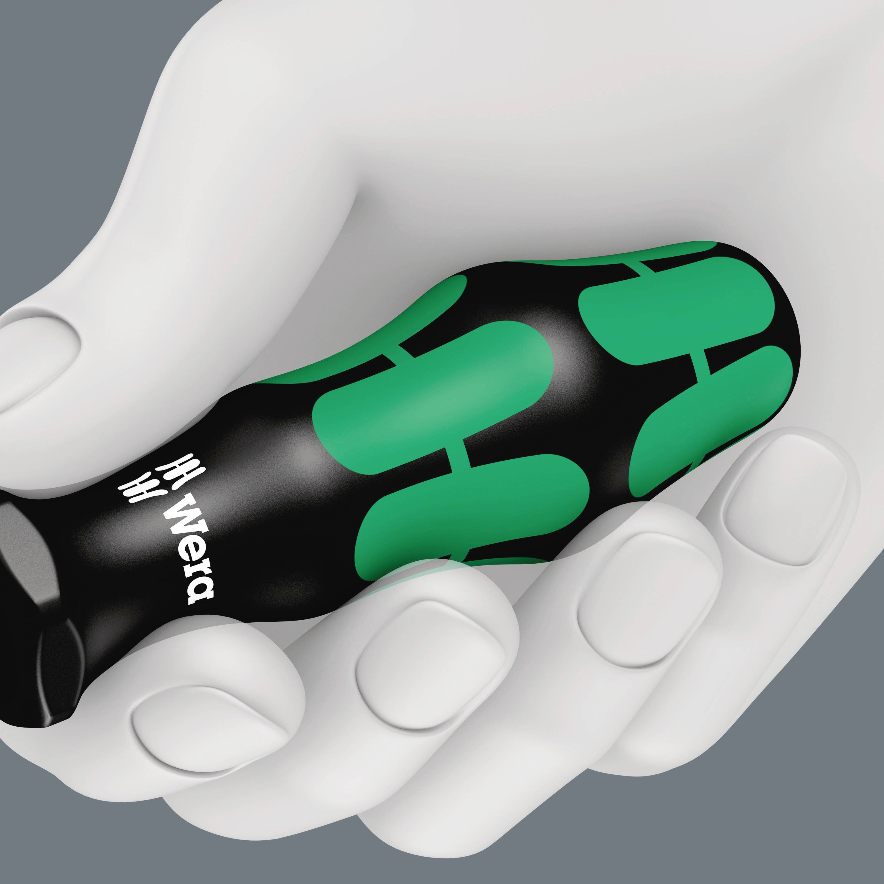 Eine Hand hält einen Schraubenzieher mit grünem und schwarzem Griff, auf dem 'Wera' steht.
