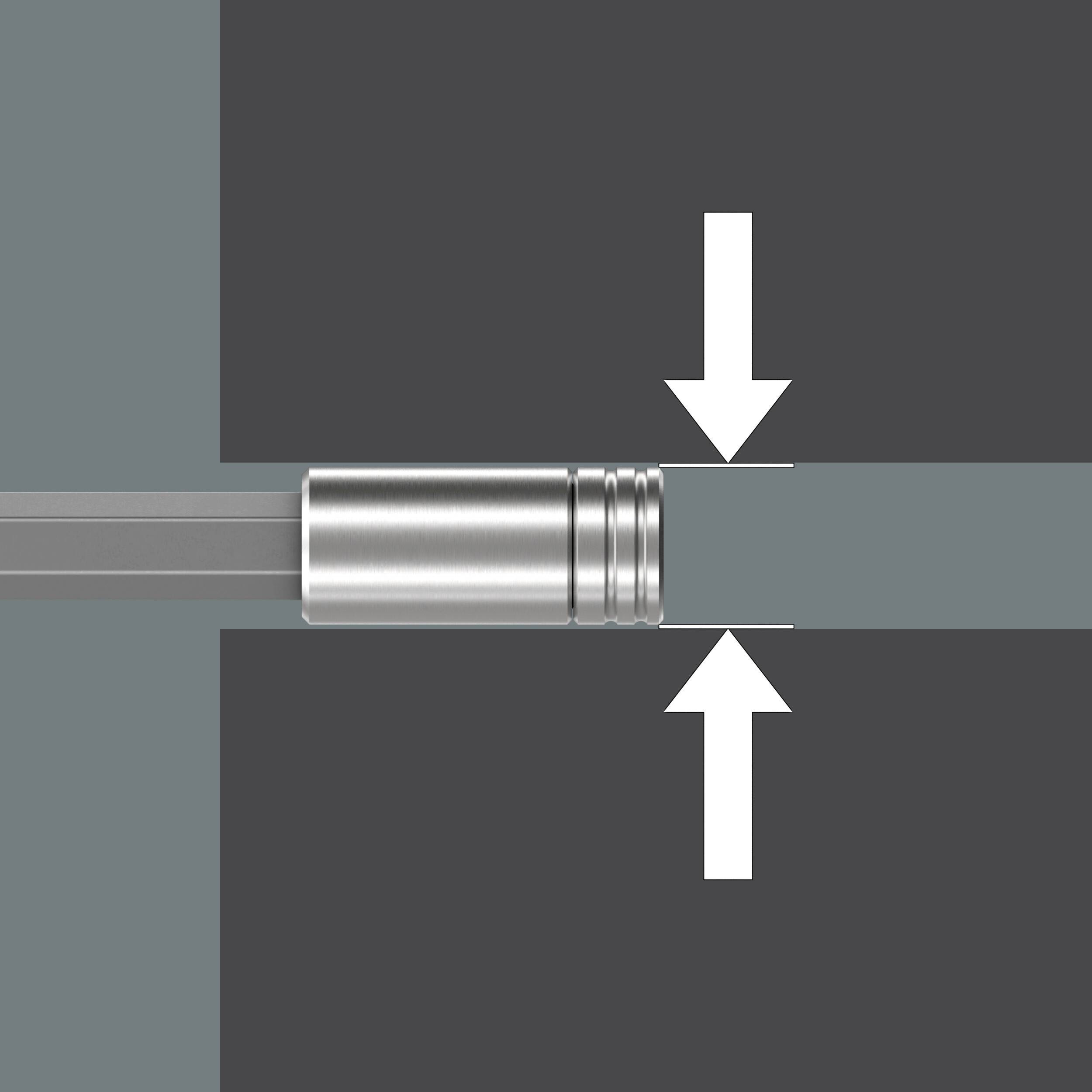 Eine Nahaufnahme eines Metallzylinders mit zwei weißen Pfeilen, die auf einen kleinen Spalt zwischen zwei Teilen zeigen.