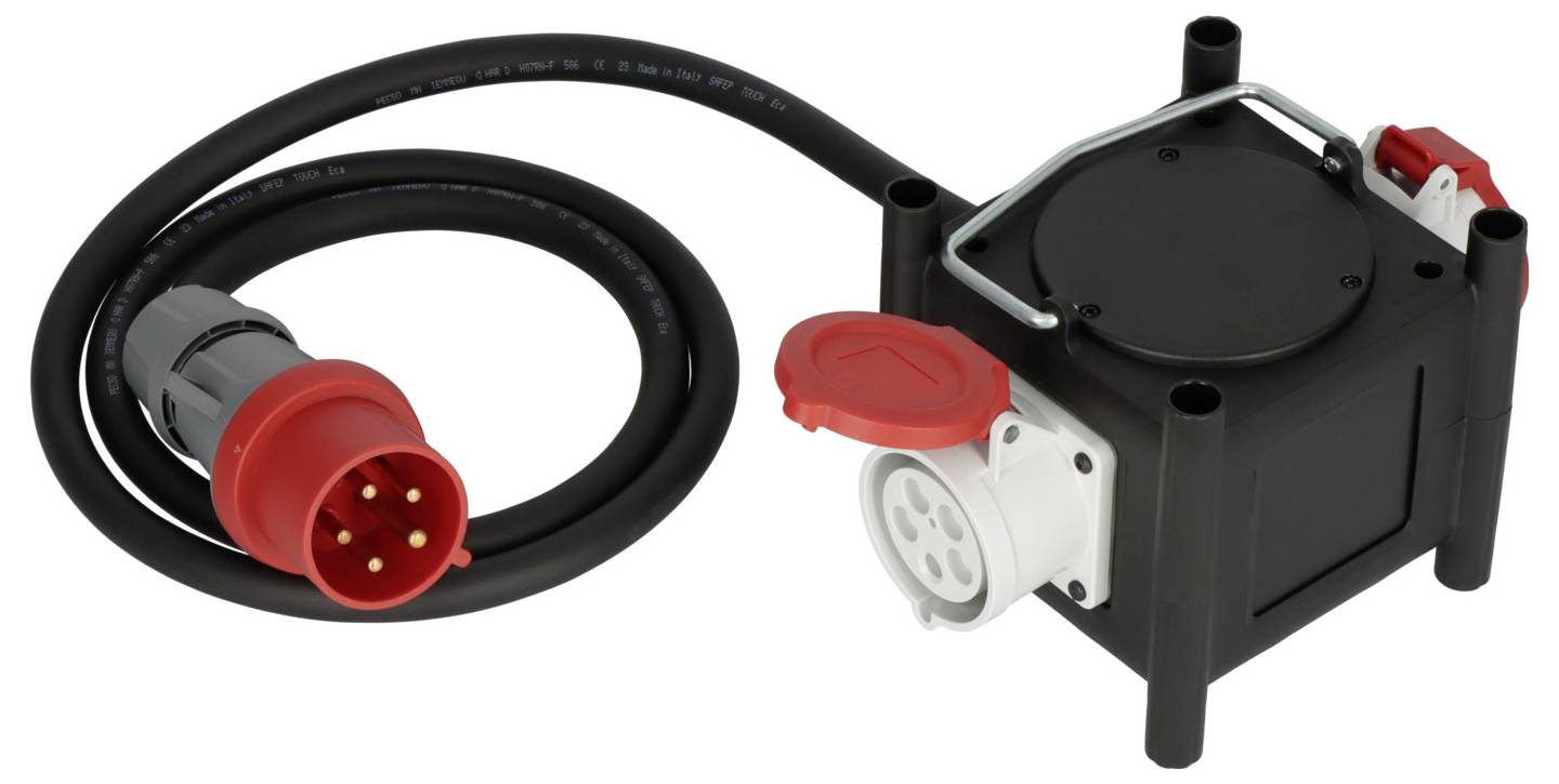 Tragbare schwarze Stromverteilungsbox mit angeschlossenem dickem Kabel und rotem Industrie-Stecker/Anschlüssen auf weißem Hintergrund.