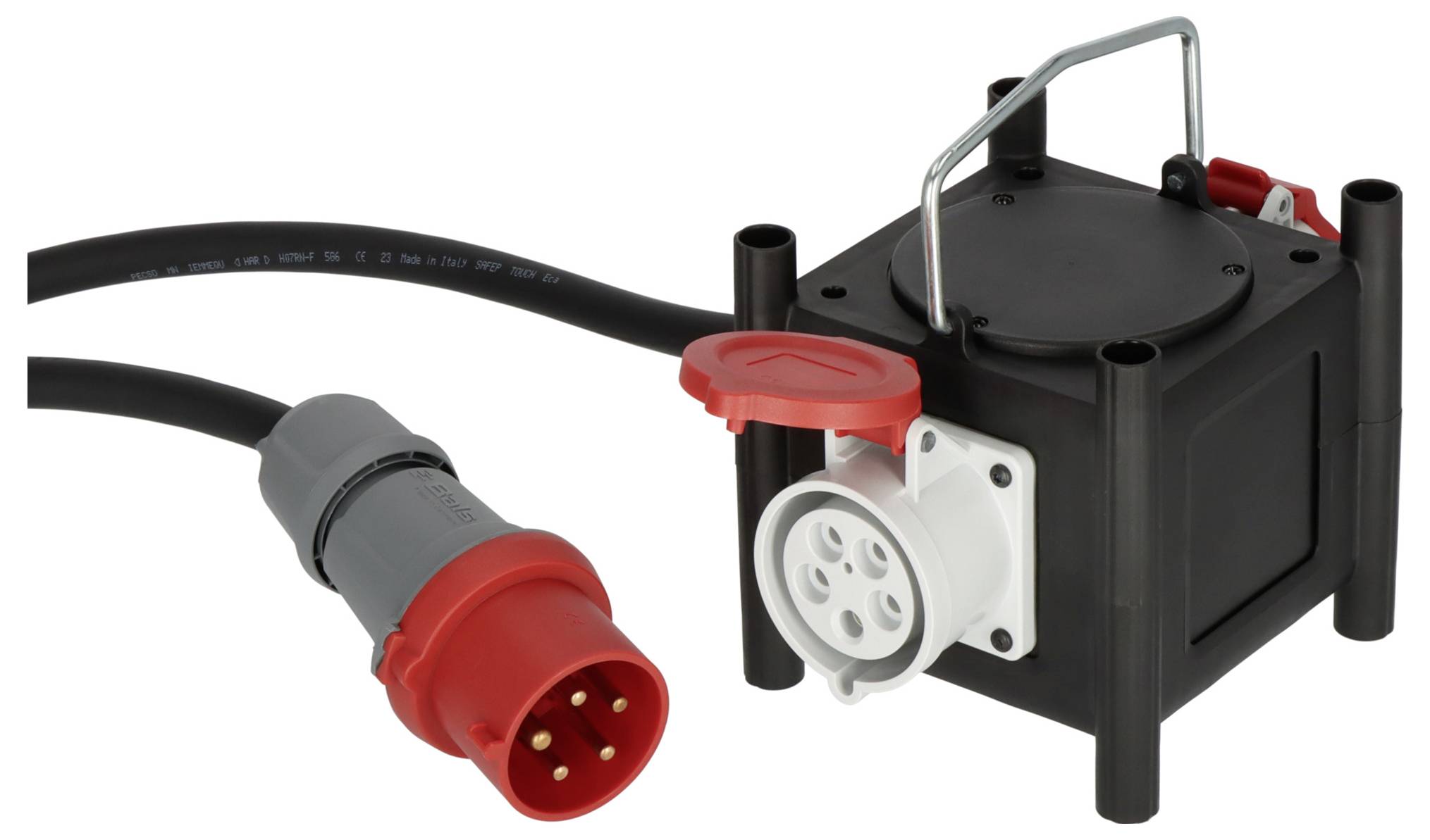 Tragbare schwarze Elektrosteckdosenbox mit Griff und angeschlossenem robustem Stromkabel, das in einem roten Industriestecker endet.