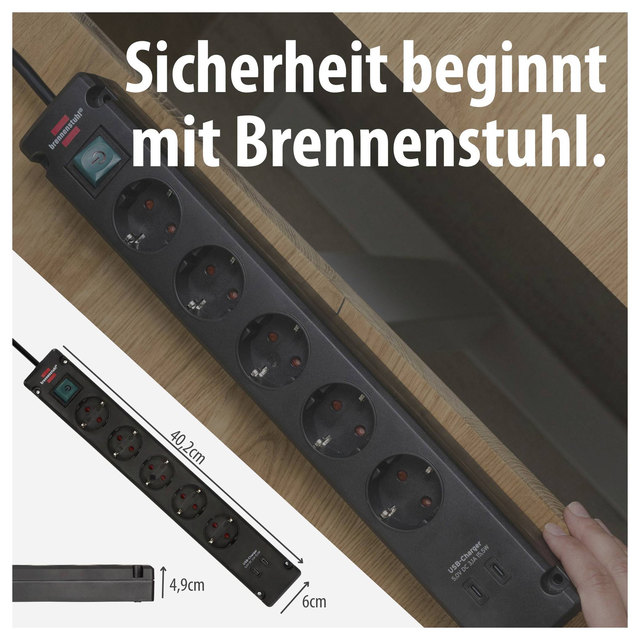 Werbebild einer Brennenstuhl-Steckdosenleiste mit mehreren Steckplätzen und USB-Anschlüssen, auf Holz neben einer Steckdose; Text: 'Sicherheit beginnt mit Brennenstuhl.'