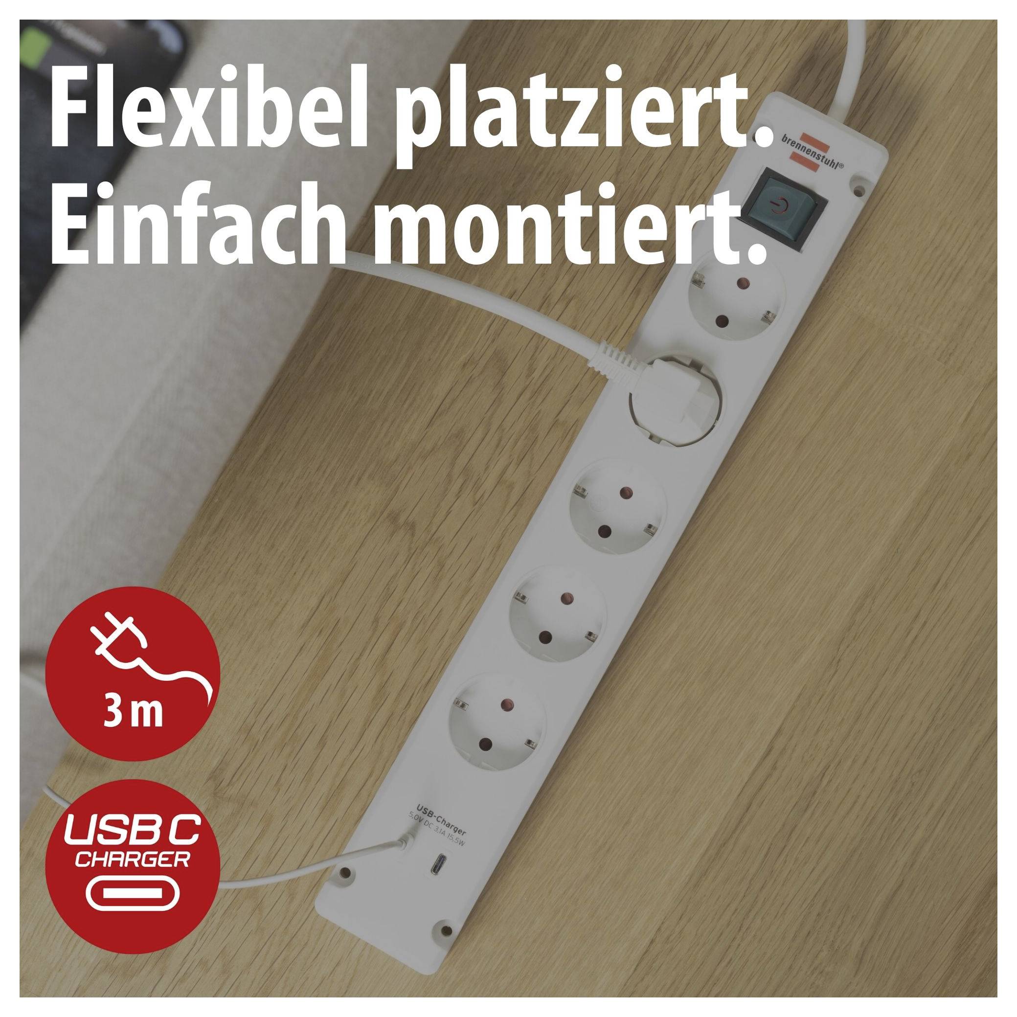 Weiße Steckdosenleiste mit 4 Steckplätzen auf Holzboden; Text: 'Flexibel platziert. Einfach montiert.' sowie Symbole für 3 m Kabel und USB-C-Ladefunktion.