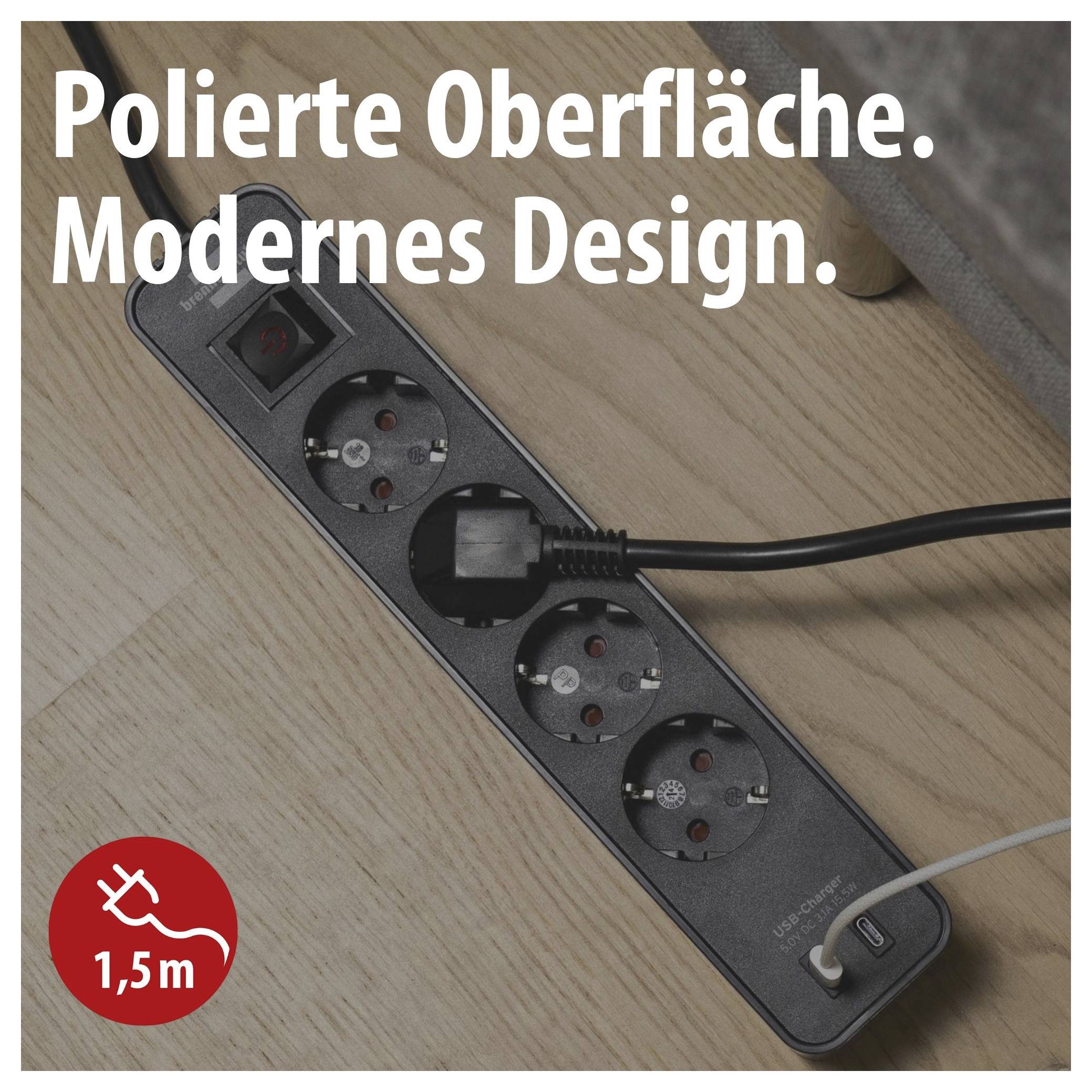 Schwarze Steckdosenleiste auf Holzoberfläche mit angeschlossenen Kabeln; Text: 'Polierte Oberfläche. Modernes Design.' und Symbol '1,5 m'.