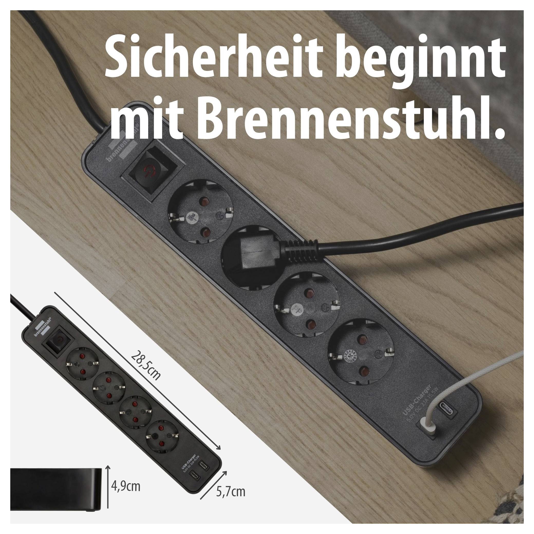 Werbebild einer schwarzen Brennenstuhl-Steckdosenleiste auf Holz mit eingesteckten Kabeln; Text: 'Sicherheit beginnt mit Brennenstuhl.' und Maßangaben 28,5 cm, 4,9 cm, 5,7 cm.