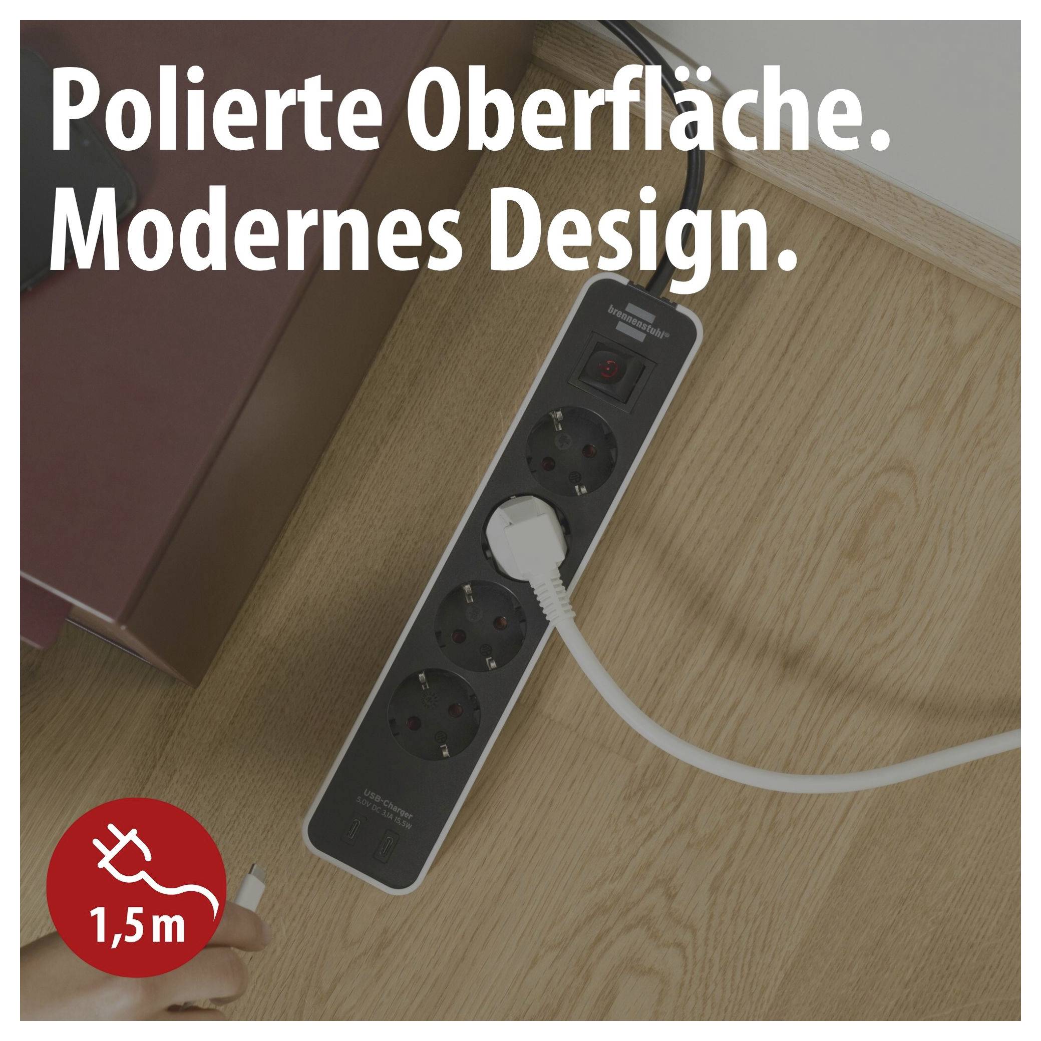 Steckdosenleiste auf Holzboden mit eingestecktem Stecker; Text: 'Polierte Oberfläche. Modernes Design.'; rotes Label '1,5 m'.