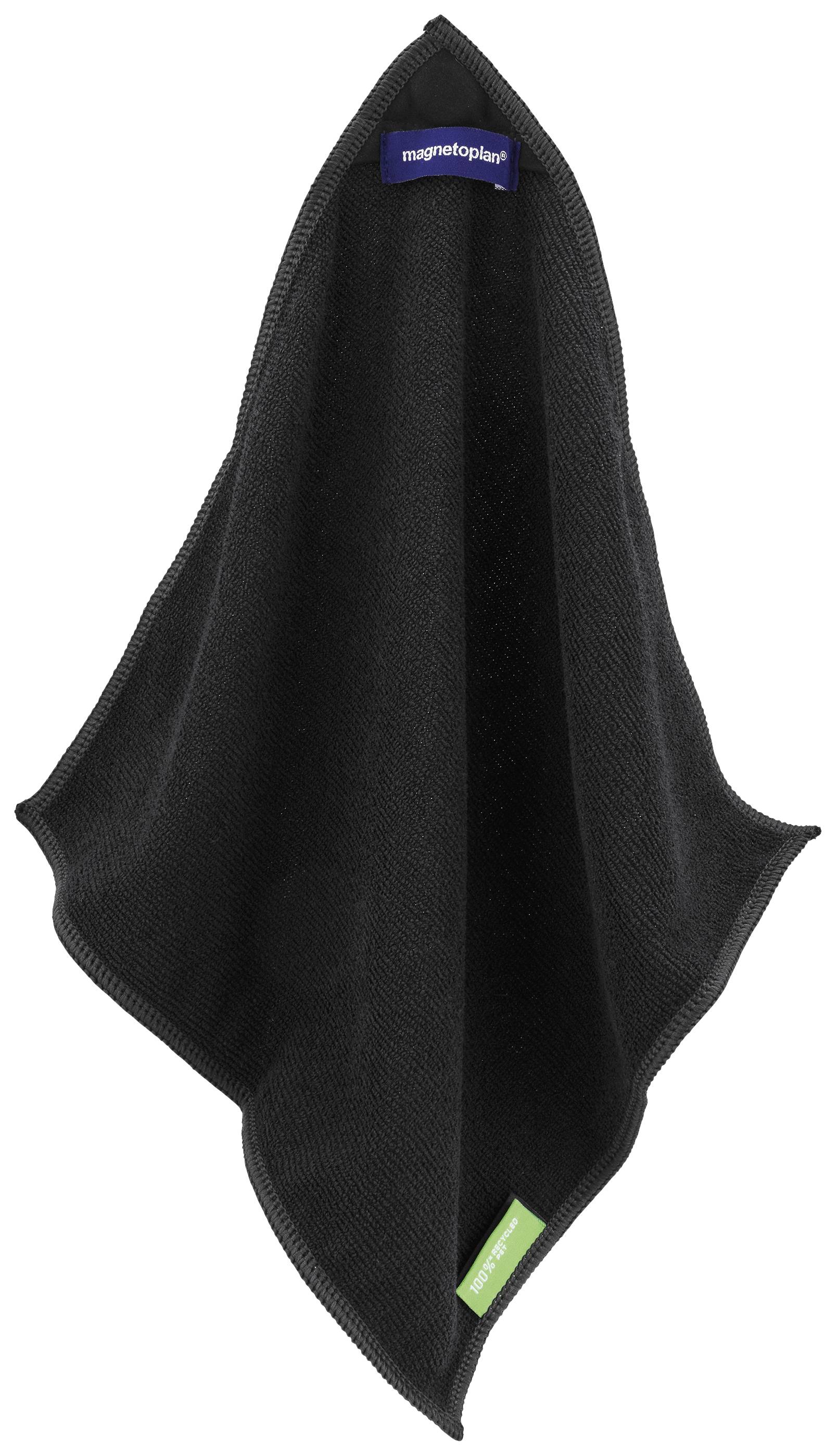 Ein schwarzes Mikrofasertuch hängt an einem blauen Aufhängeetikett, darunter ein grünes Etikett mit 'green is better' Aufschrift.