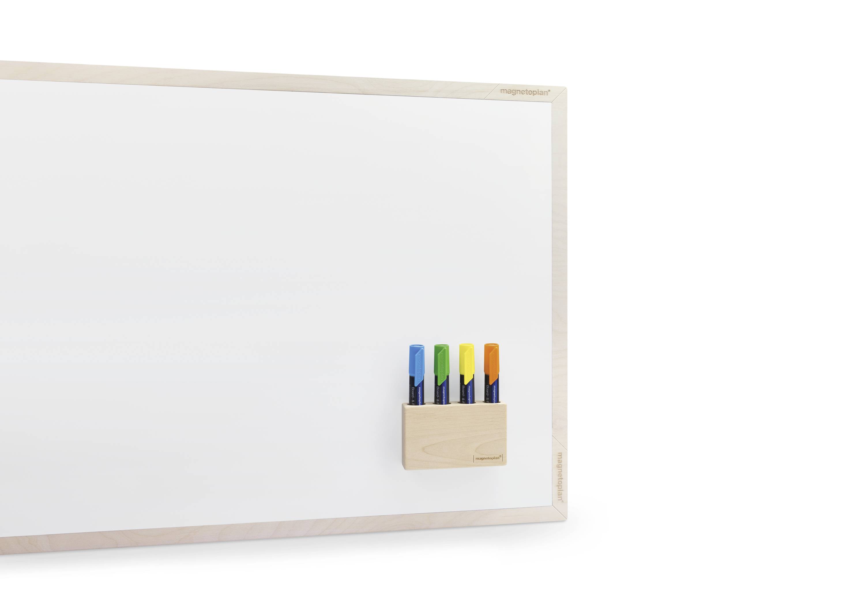 Ein weißes Whiteboard mit einem Halter rechts, der vier verschiedenfarbige Marker enthält: blau, grün, orange und gelb.