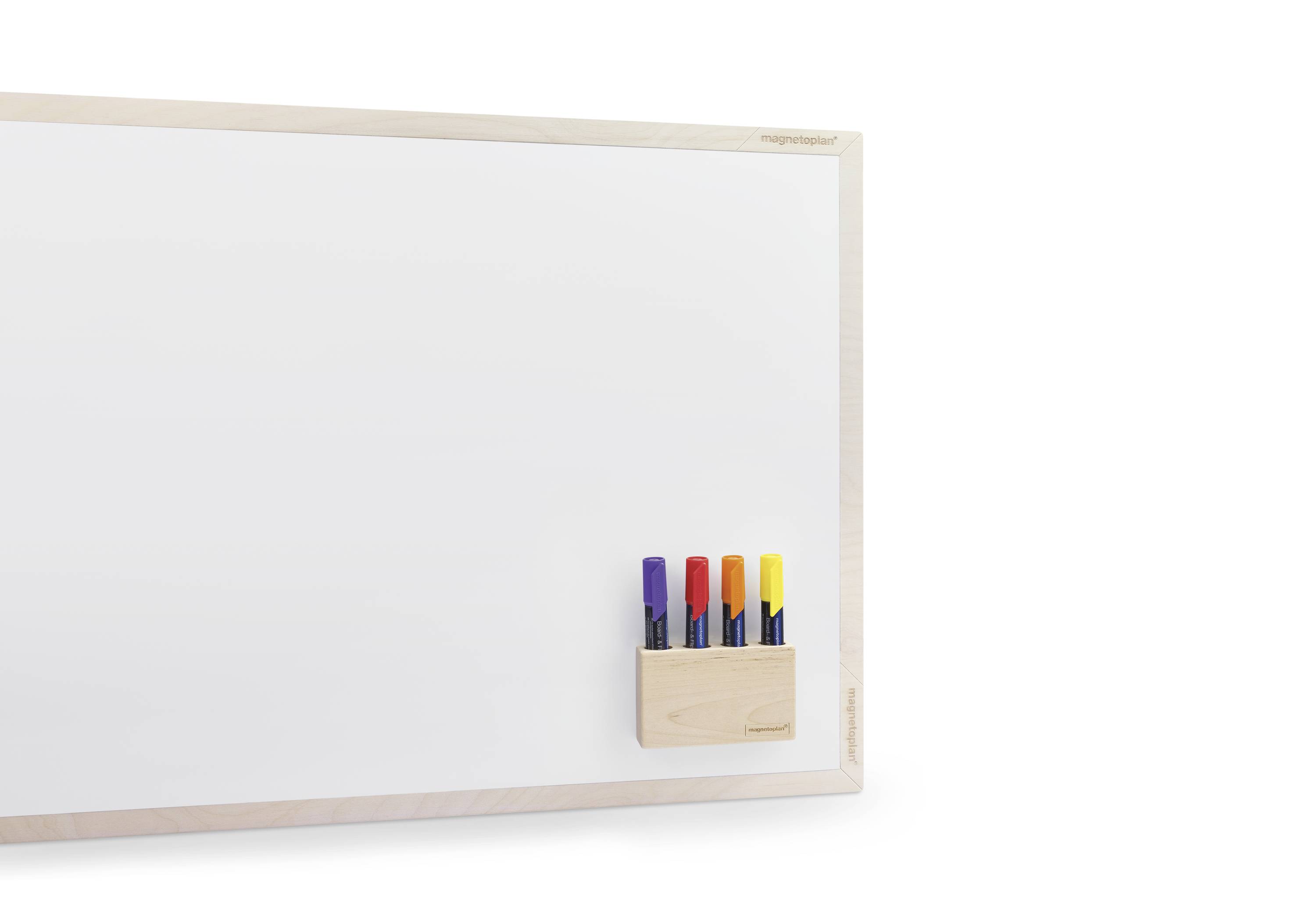Ein weißes Whiteboard mit einem Holzcaddy in der rechten unteren Ecke, der bunte Stifte hält.