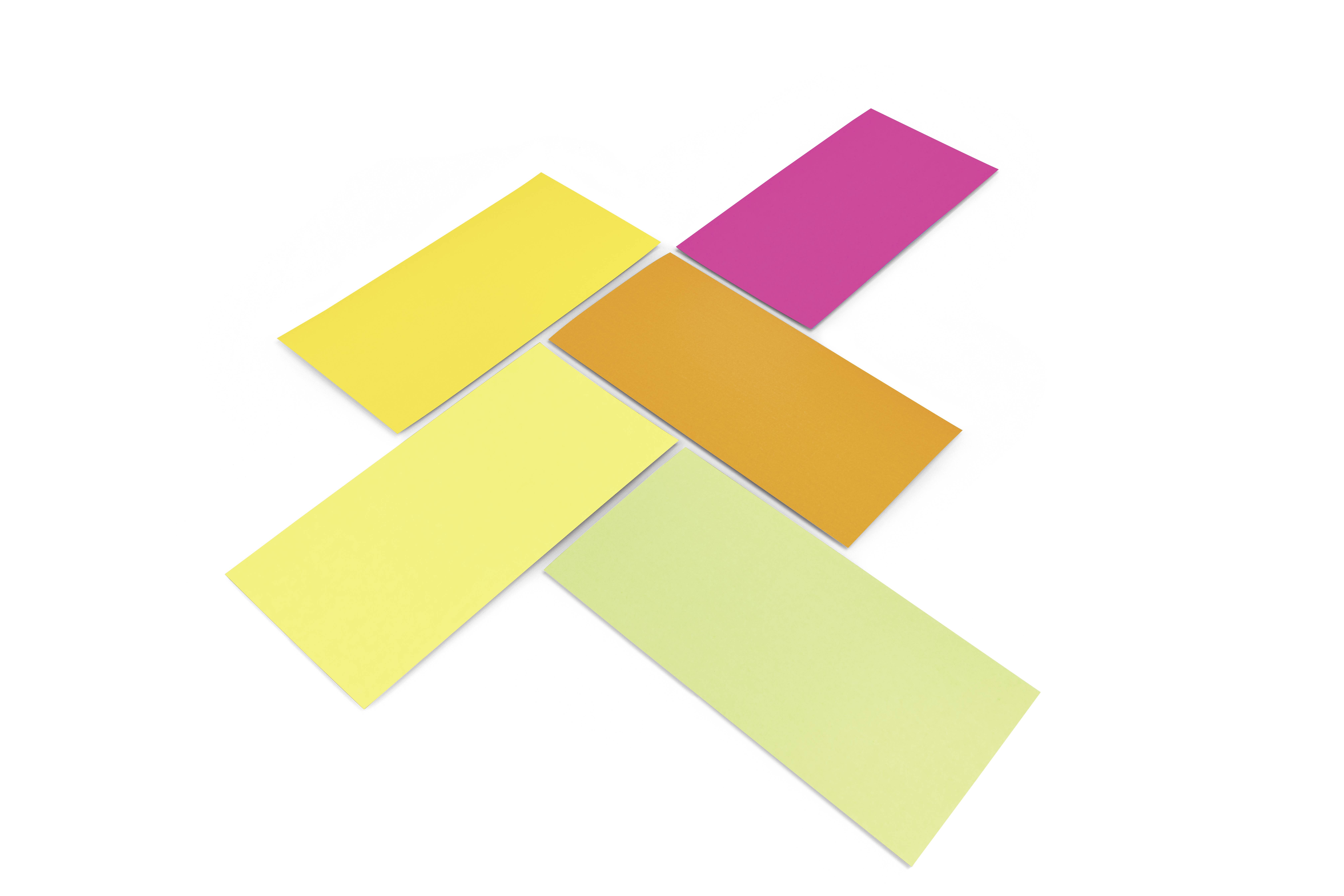 Fünf verschiedenfarbige Rechtecke, die einen diagonalen Kreuzmuster bilden, auf weißem Hintergrund. Farben: Gelb, Pink, Orange, Hellgrün.