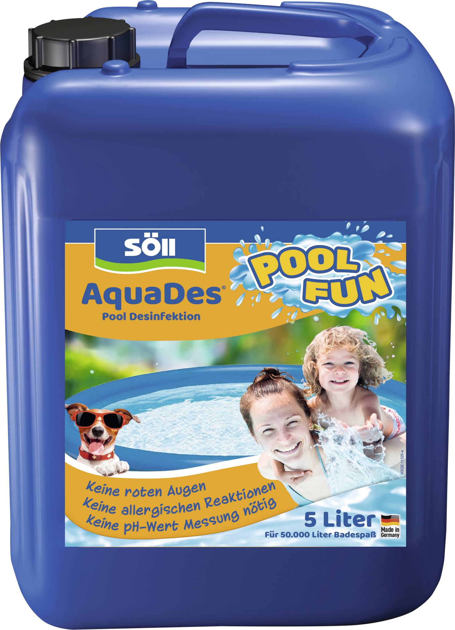 Blauer Behälter von 'Söll AquaDes Pool Desinfektion'. Abbildungen zeigen ein Kind im Schwimmbecken und einen Hund. Etiketten erwähnen die Desinfektion von 50.000 Litern.
