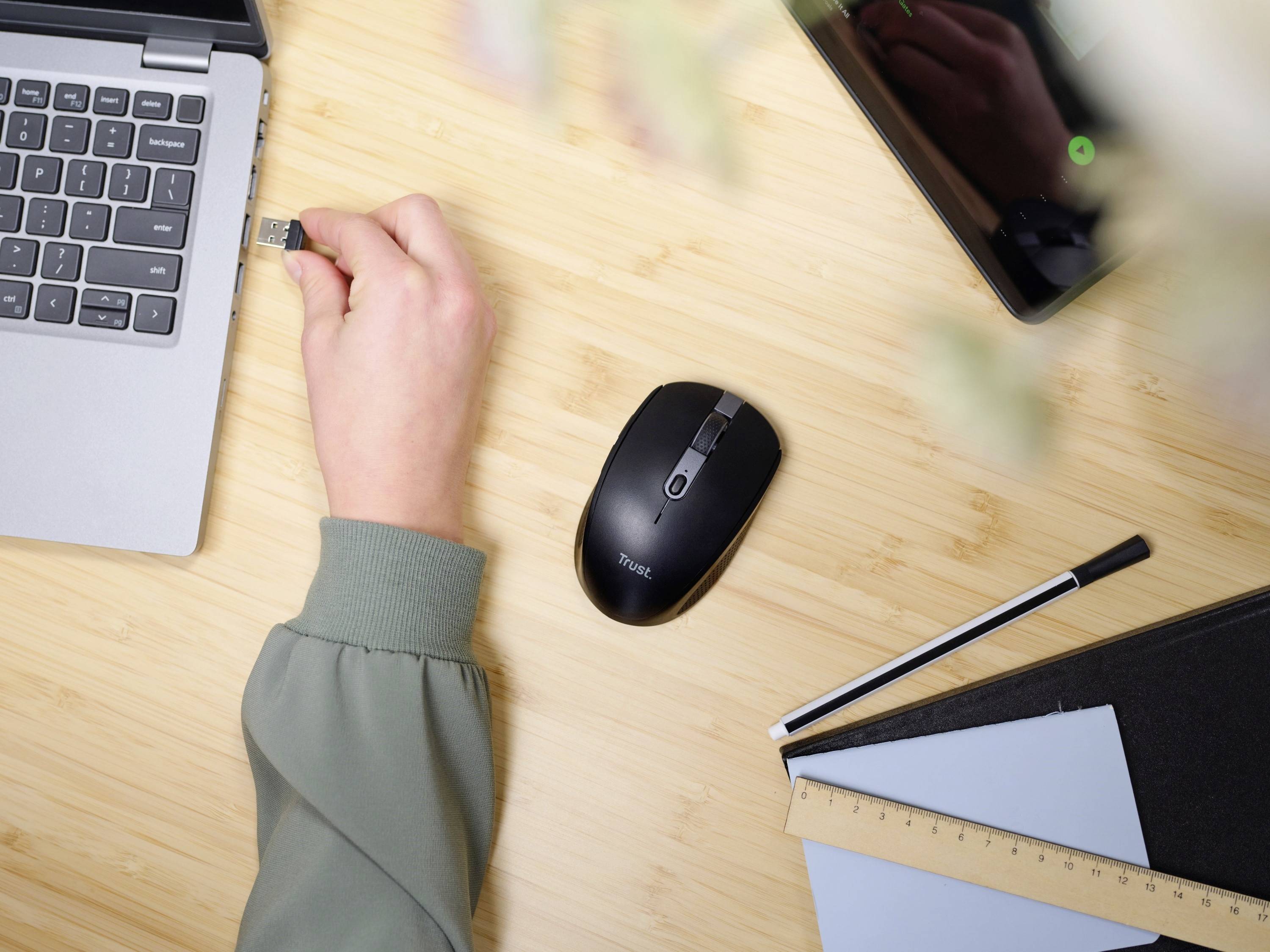 Trust OZAA COMPACT Maus Funk Optisch Schwarz 6 Tasten 3200 dpi Integriertes Scrollrad