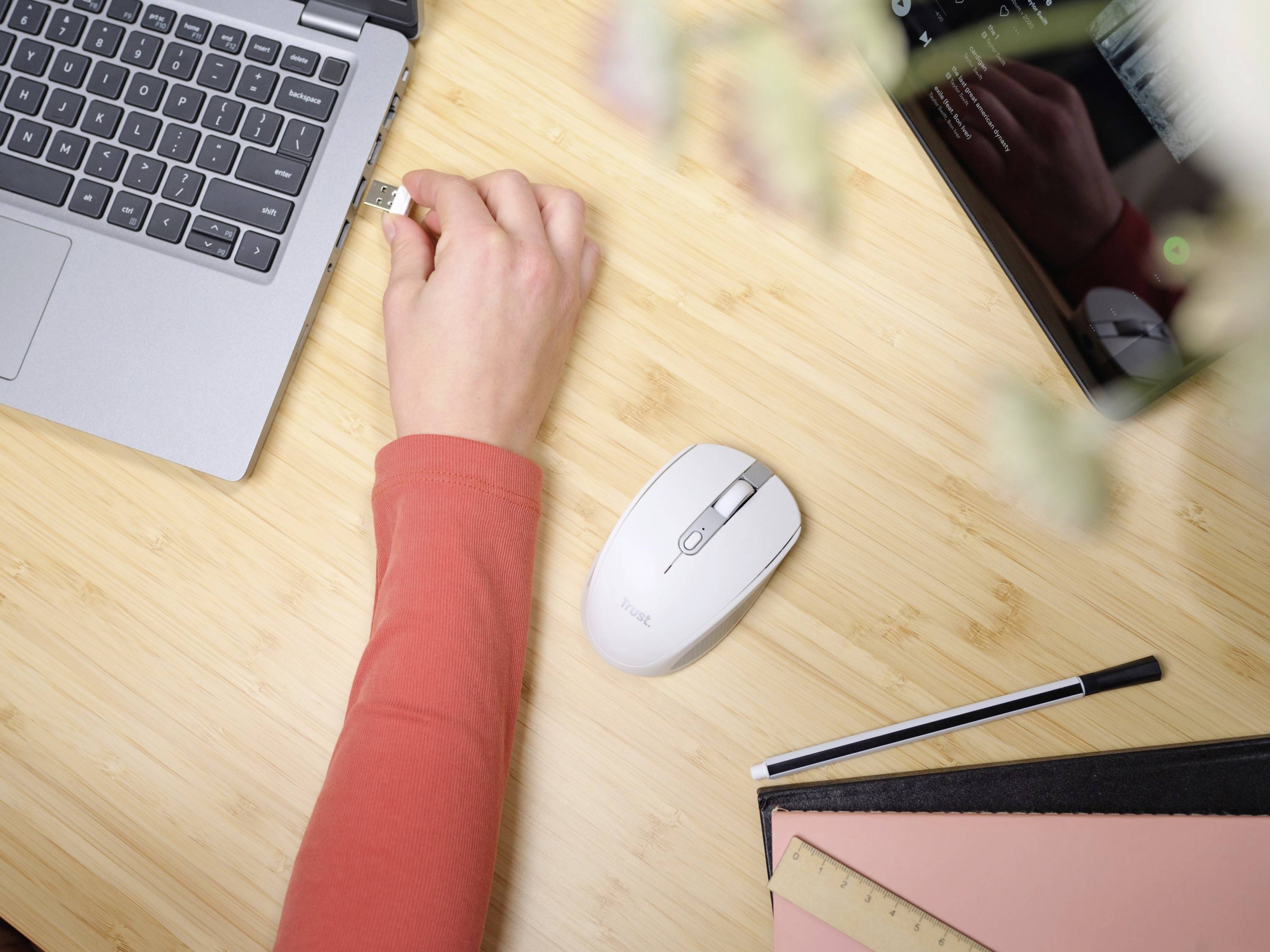 Trust OZAA COMPACT Maus Funk Optisch Weiß 6 Tasten 3200 dpi Integriertes Scrollrad