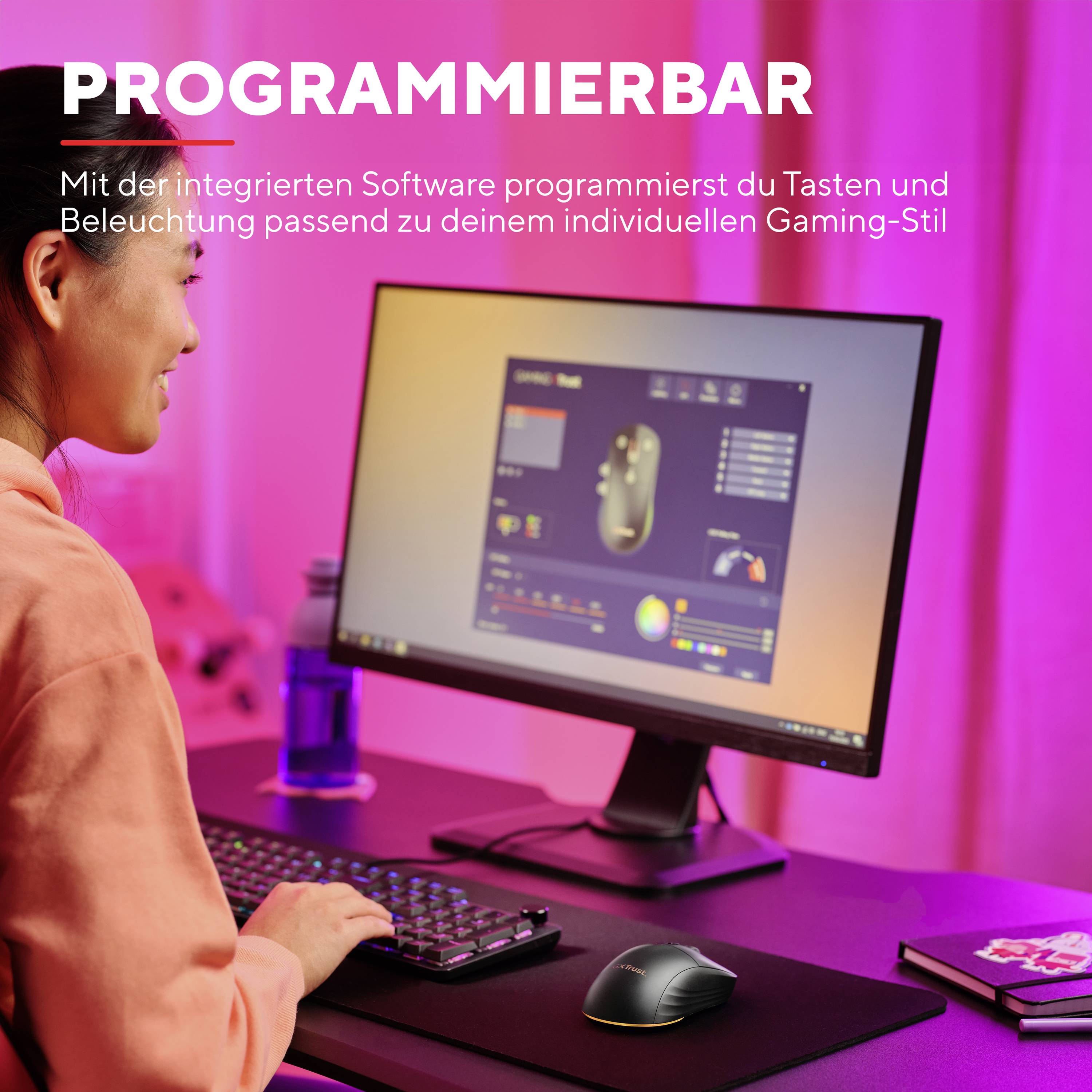 Eine Person sitzt an einem Schreibtisch und schaut auf einen Monitor mit einer Software zum Programmieren von Gaming-Peripheriegeräten.