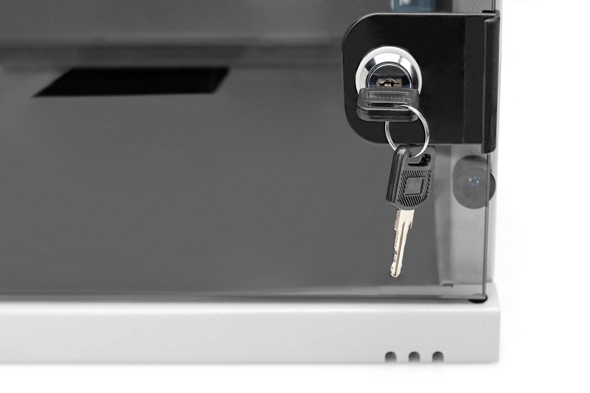 Ein Schlüsselschloss mit zwei Schlüsseln steckt in einer schwarzen Metallvorrichtung an einem grauen Gehäuse.