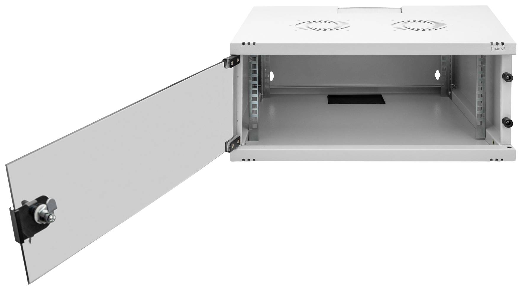 Weißer Netzwerkschrank aus Metall, mit geöffneter Glastür; zwei Lüfterlöcher oben, Platz für modulare Technikkomponenten im Inneren.