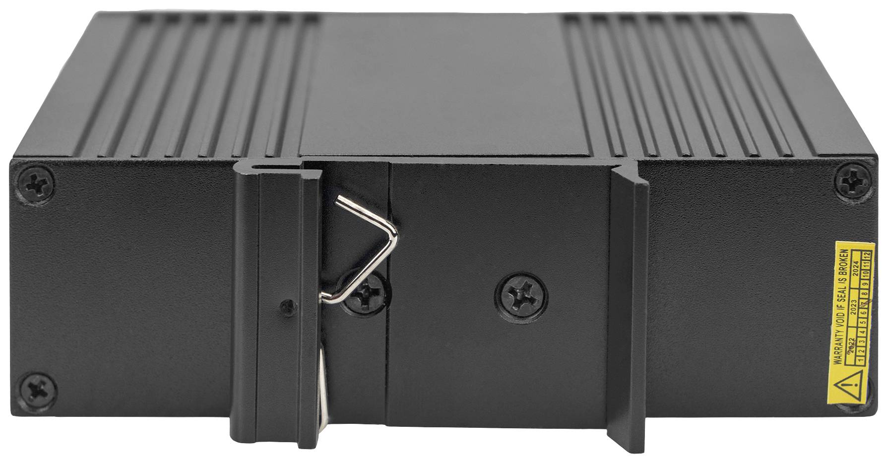 Ein schwarzes, rechteckiges Gerät mit Belüftungsschlitzen und Schrauben an den Ecken. Ein gelbes Warnetikett befindet sich seitlich.