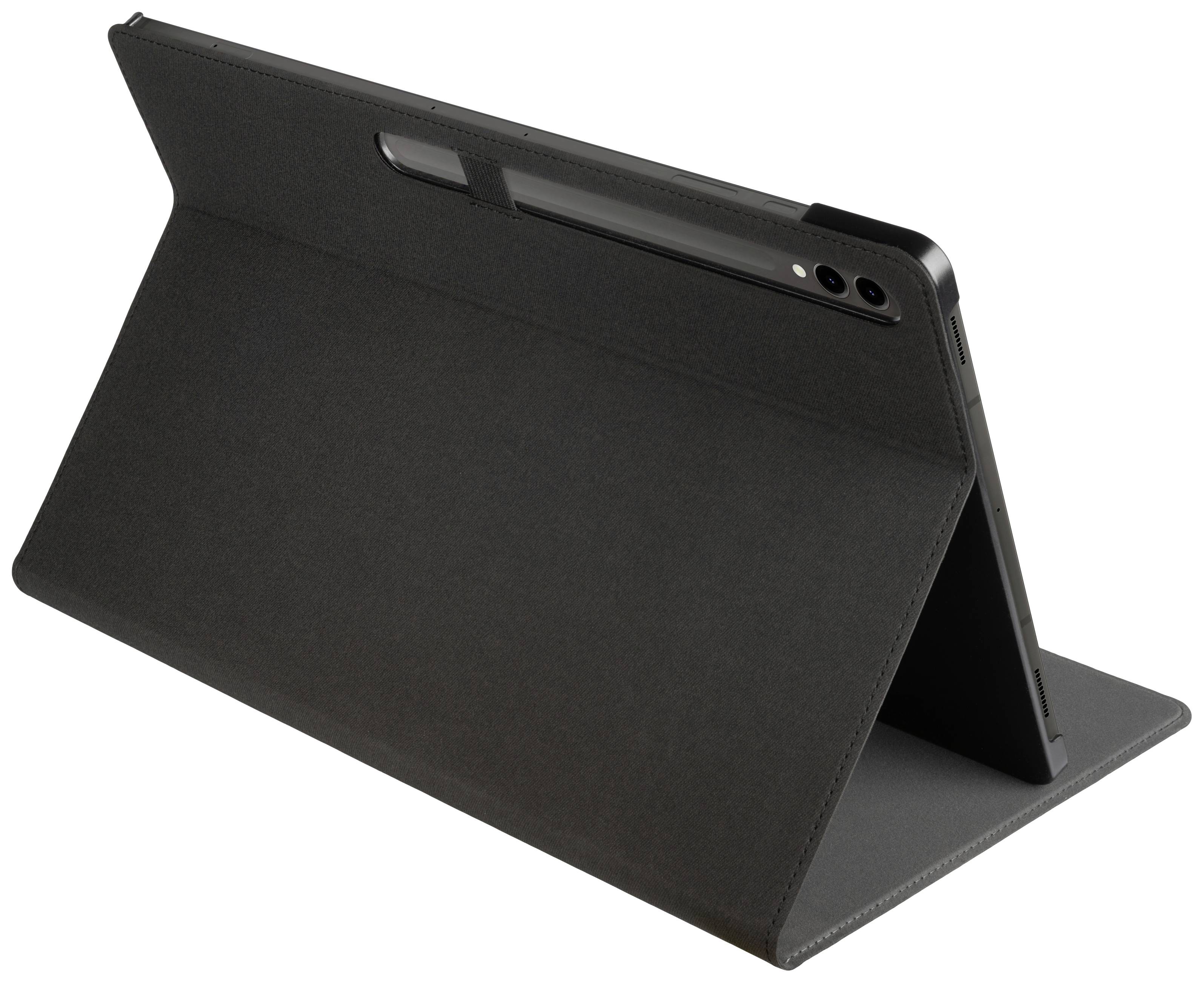 Ein Tablet in einem schwarzen Klappständer, aufrecht auf einem Tisch platziert. Die Kamera ist auf der Rückseite sichtbar.