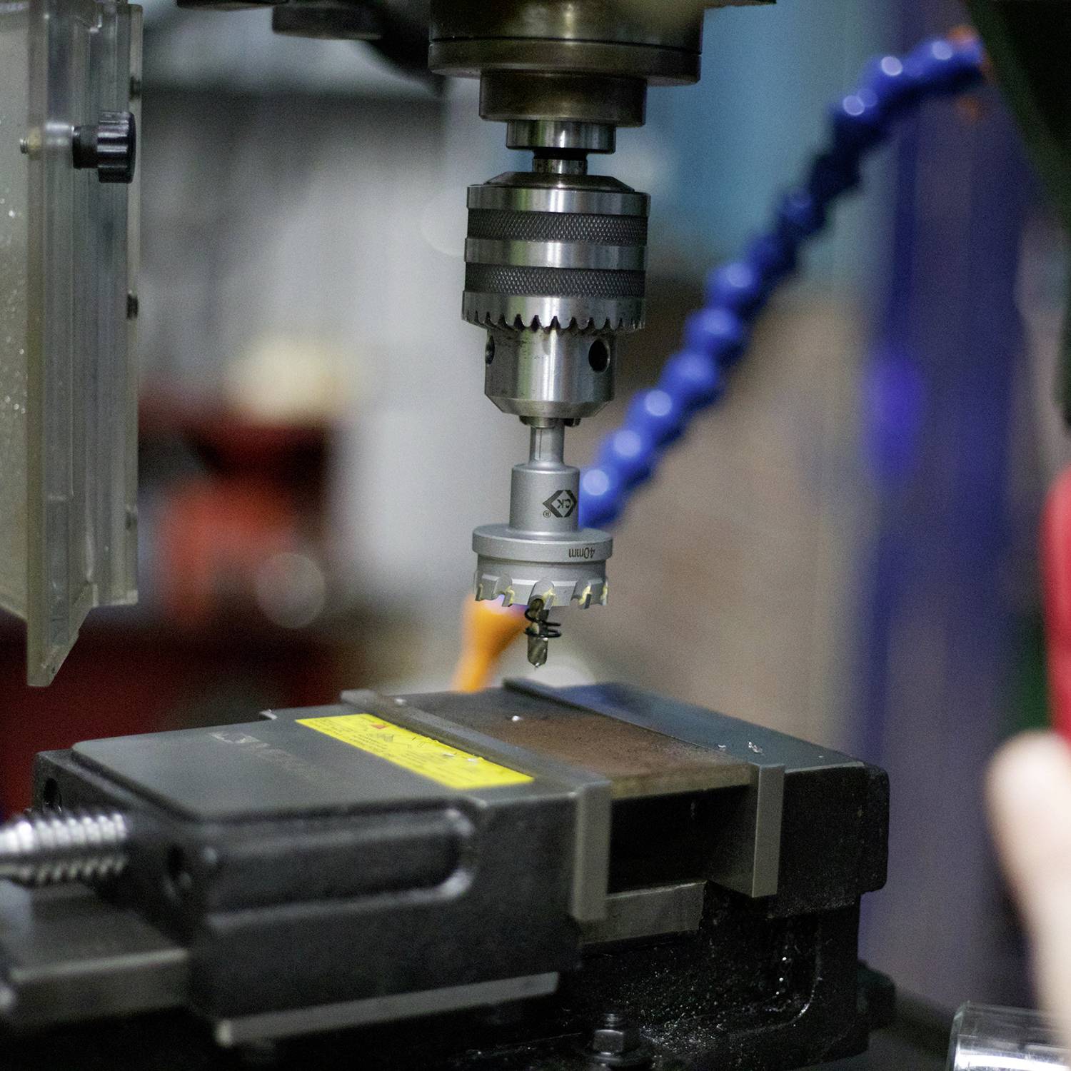 Eine Metallfräsmaschine bearbeitet ein Werkstück. Der Fräskopf ist im Einsatz, um präzise Formen in das Material zu schneiden.