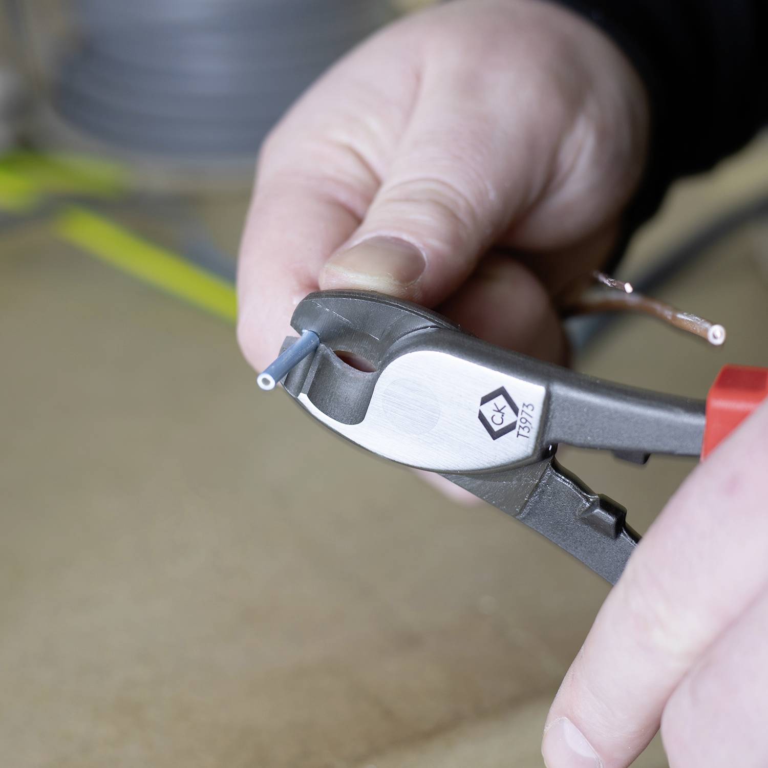 C.K T3973 160 T3973 160 Kabelschneider Geeignet für (Abisoliertechnik) Alu- und Kupferkabel, ein- u