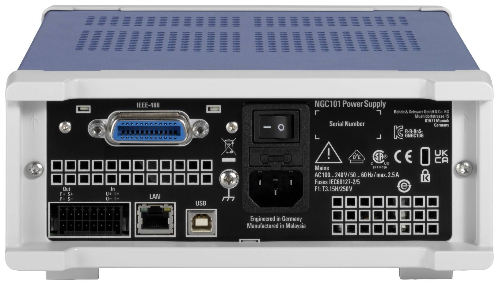 Rückseite eines NGC101 Netzteils mit Netzschalter, Anschlüssen und technischen Informationen. In Deutschland entwickelt, in Malaysia hergestellt.