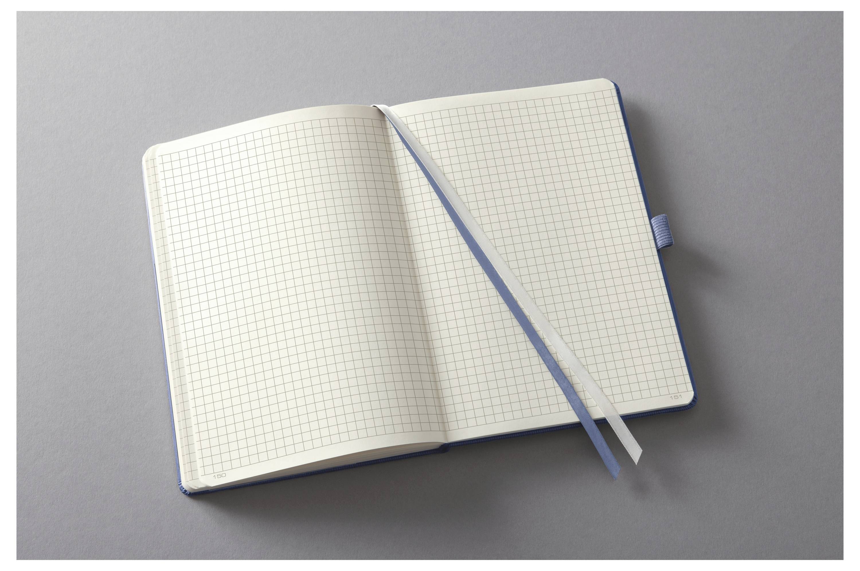 Offenes leeres Gitter-Notizbuch mit einem blauen Lesezeichenband auf grauem Hintergrund.