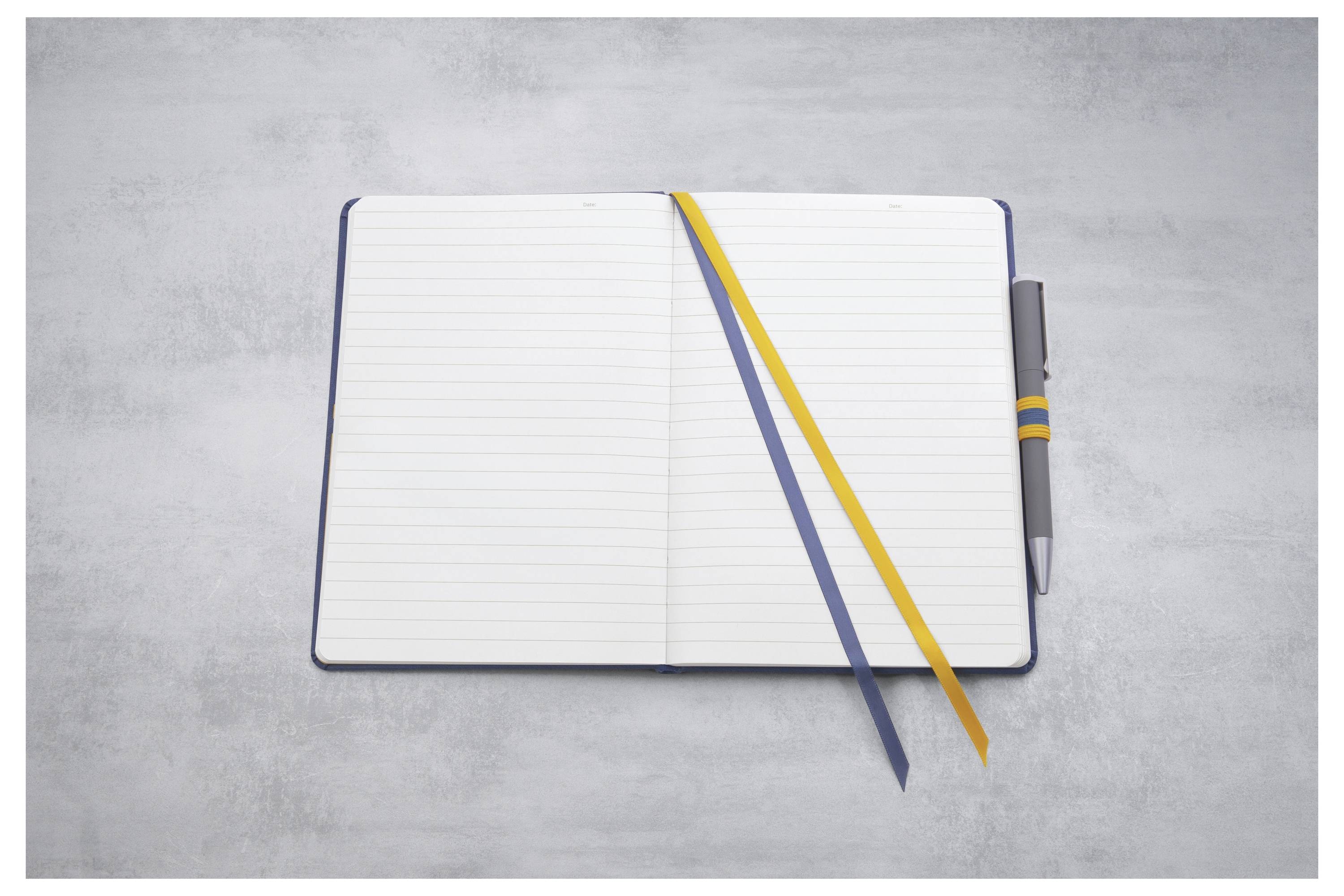 Ein offenes leeres liniertes Notizbuch mit einem grauen Stift auf der rechten Seite und zwei Bandlesezeichen, eines blau und eines gelb, auf grauem Hintergrund.