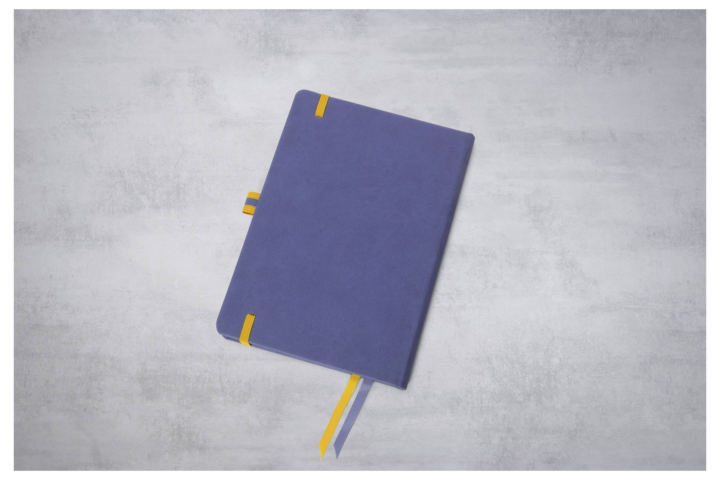 Geschlossenes blaues Notizbuch mit orangefarbenen Lesezeichenbändern auf einer hellgrauen Oberfläche.