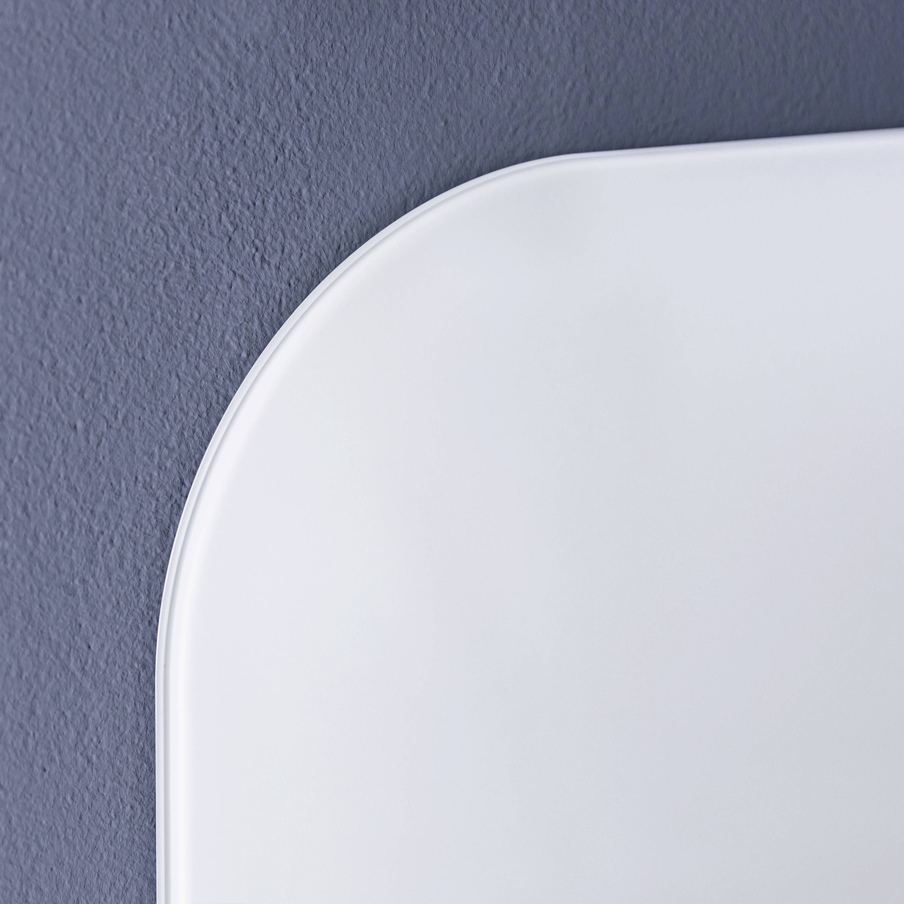 Ein hellgraues gebogenes Rechteck ragt von einer dunkelgrauen Wand hervor; minimalistisch und dekorativ.