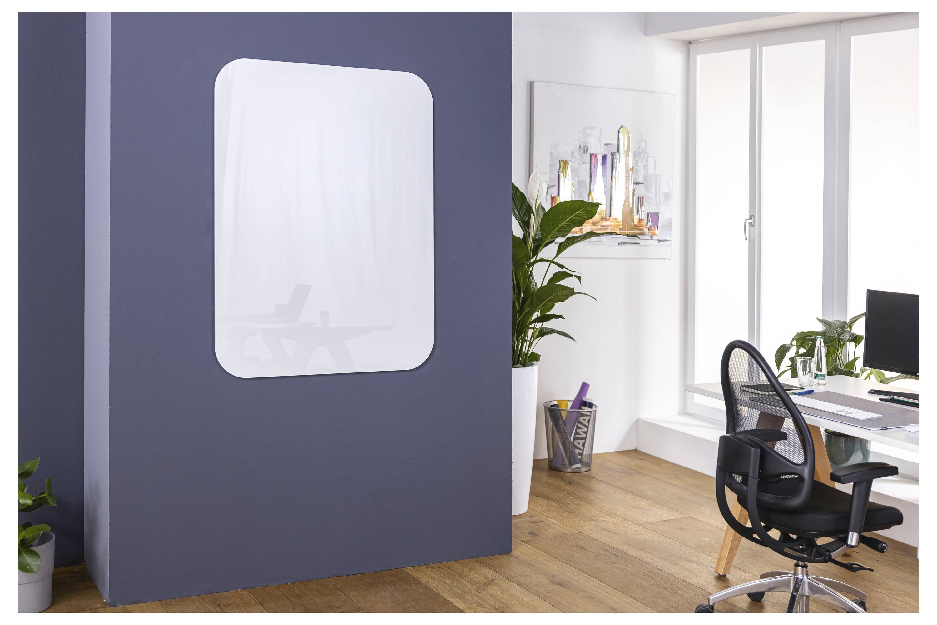 Modernes Büro mit einer dunkelblauen Privatsphäre-Kabine mit weißer Tür, neben einem Schreibtisch, Stuhl, Pflanzen und hellen Fenstern auf einem Holzboden.