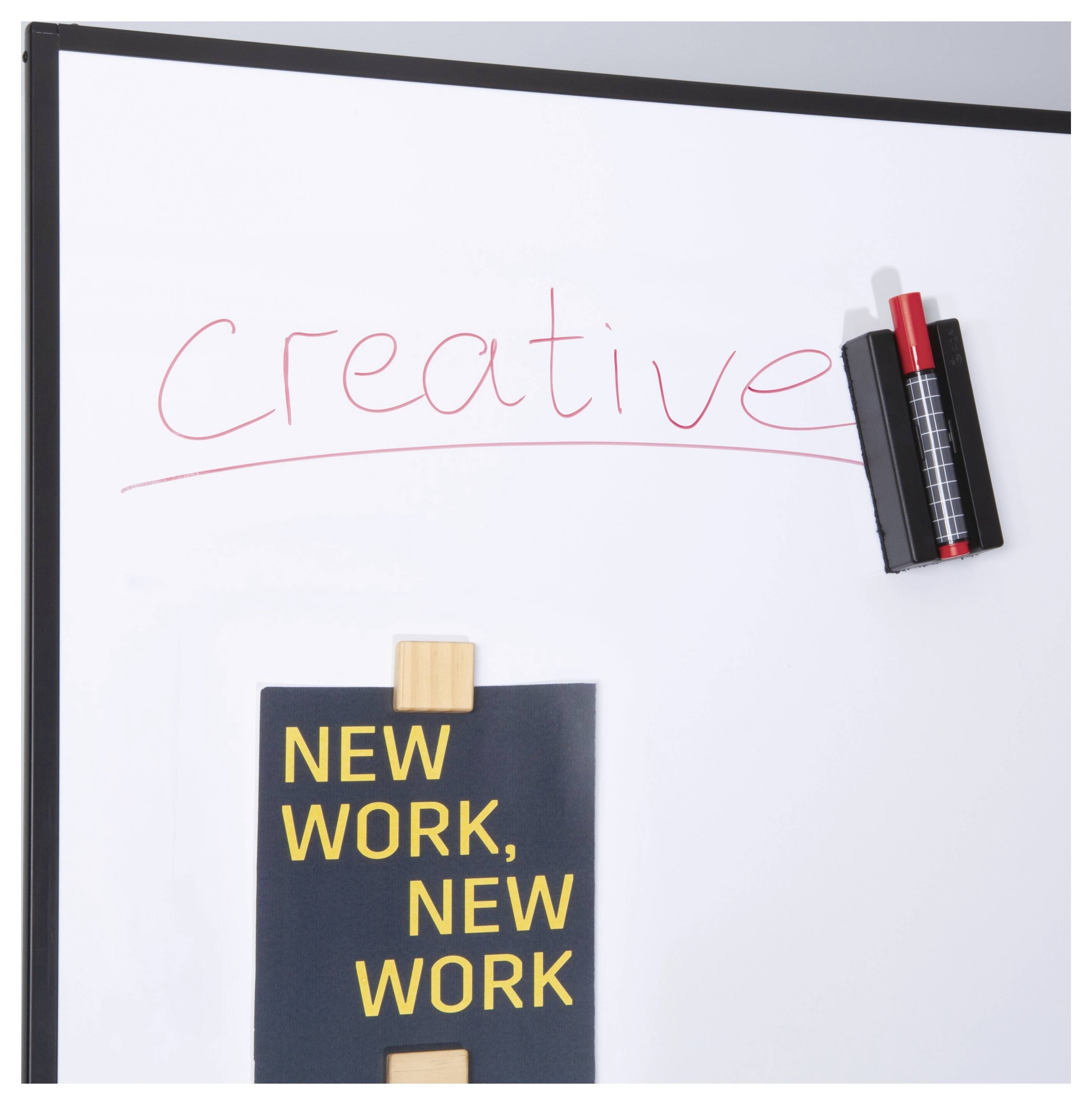 Whiteboard mit dem Wort "kreativ" in Rot geschrieben, Marker an der rechten Seite befestigt, und eine Notiz "NEUE ARBEIT, NEUE ARBEIT" darunter angeheftet.