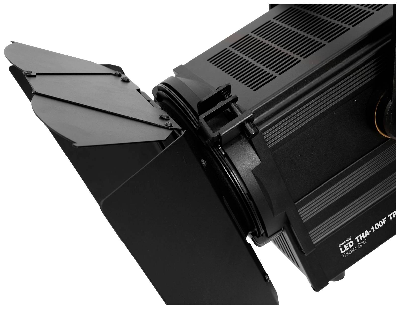 Schwarzer LED-Scheinwerfer mit Barndoors zur Lichtlenkung. Gerät ist oben links im Bild sichtbar und zeigt technische Details.