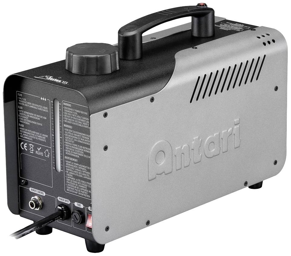 Ein graues und schwarzes Nebelmaschine-Gerät mit dem Schriftzug 'Antari', einem Tragegriff und verschiedenen Anschlüssen und Etiketten.
