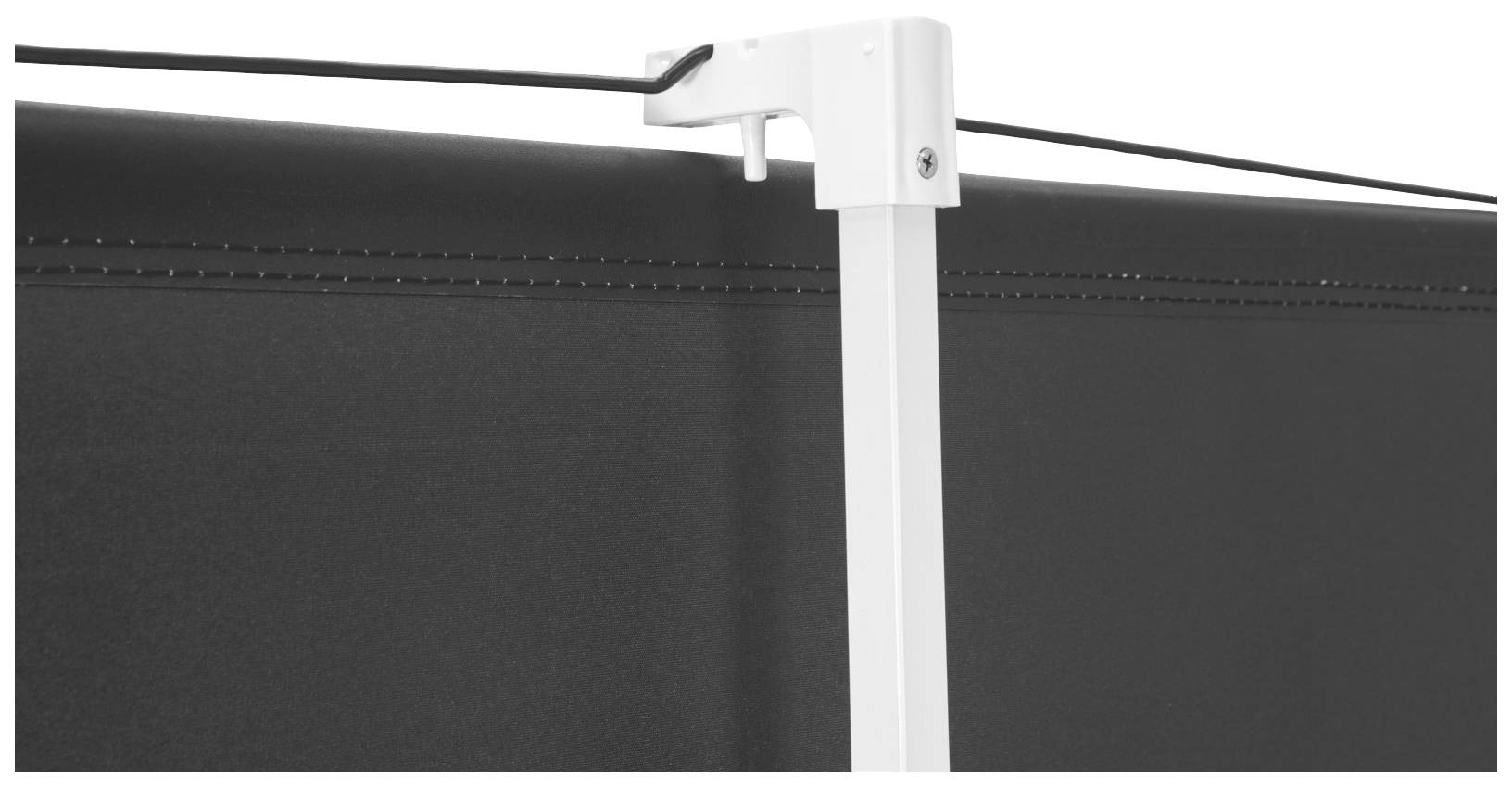 Nahaufnahme eines schwarzen Paravents mit weißem Metallrahmen und einem horizontalen Spannseil oben.