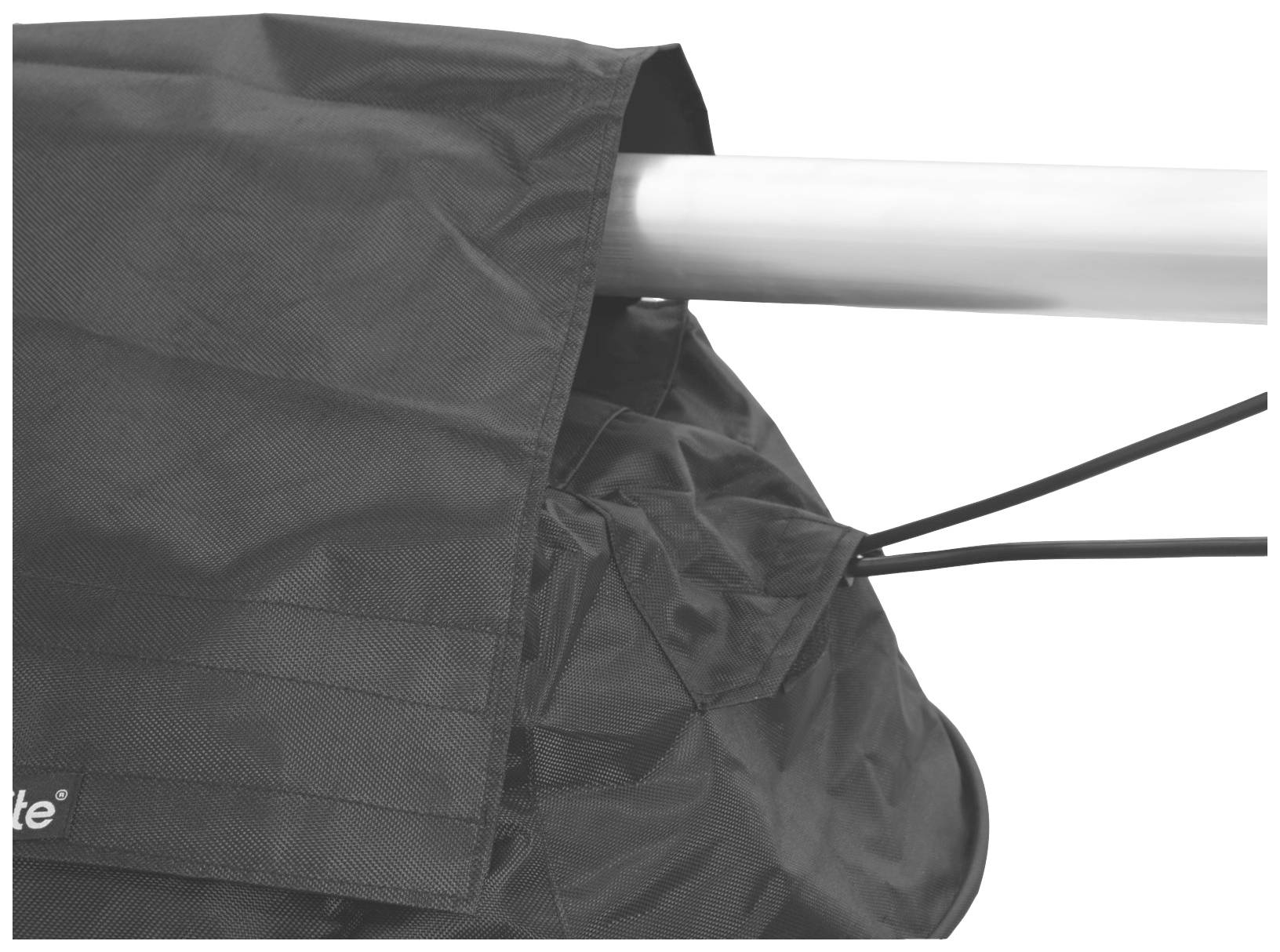 Nahaufnahme eines dunklen Stoffs, der über ein Rohr gespannt ist, gehalten von elastischen Bändern. Industrielles oder Outdoor-Equipment.