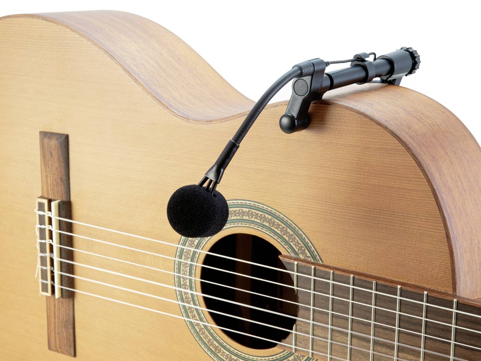 Eine Akustikgitarre mit einem Mikrofon, das an der Korpusseite befestigt ist, um den Klang aufzunehmen.