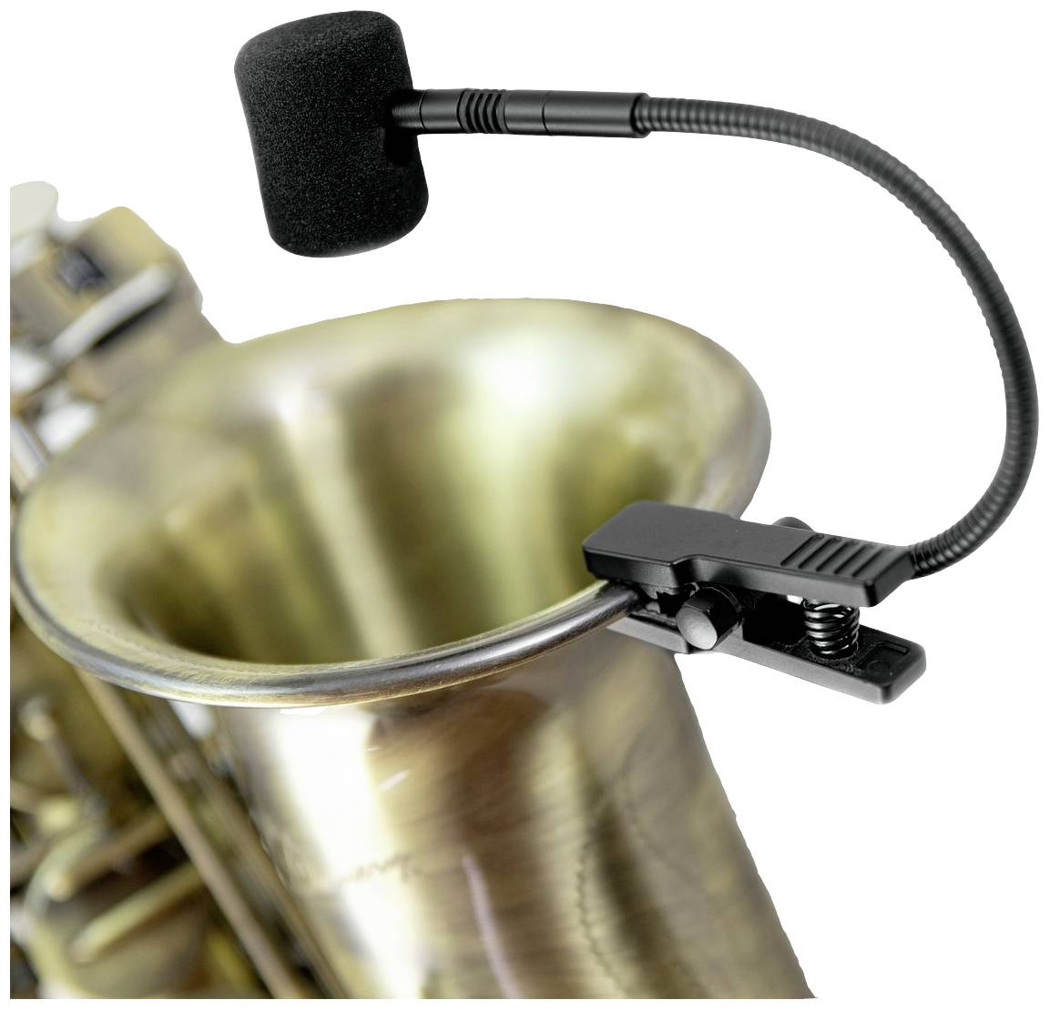 Ein Mikrofon mit flexiblem Arm ist am Schallstück eines Saxophons befestigt, geeignet zur Verstärkung oder Aufnahme des Instruments.