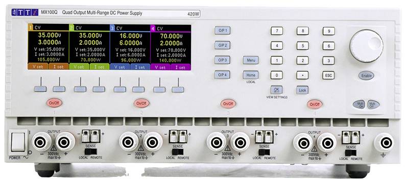 Labornetzgerät mit vier Ausgängen, LCD-Anzeige zeigt Spannungen und Ströme, sowie Kontrolltasten für Einstellungen.