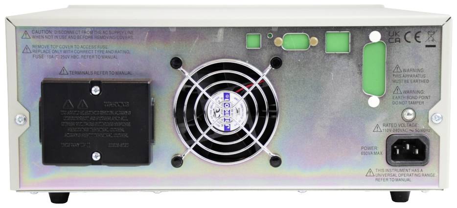 Rückseite eines elektronischen Geräts mit Lüfter, Stromanschluss und Vorsichtshinweisen.