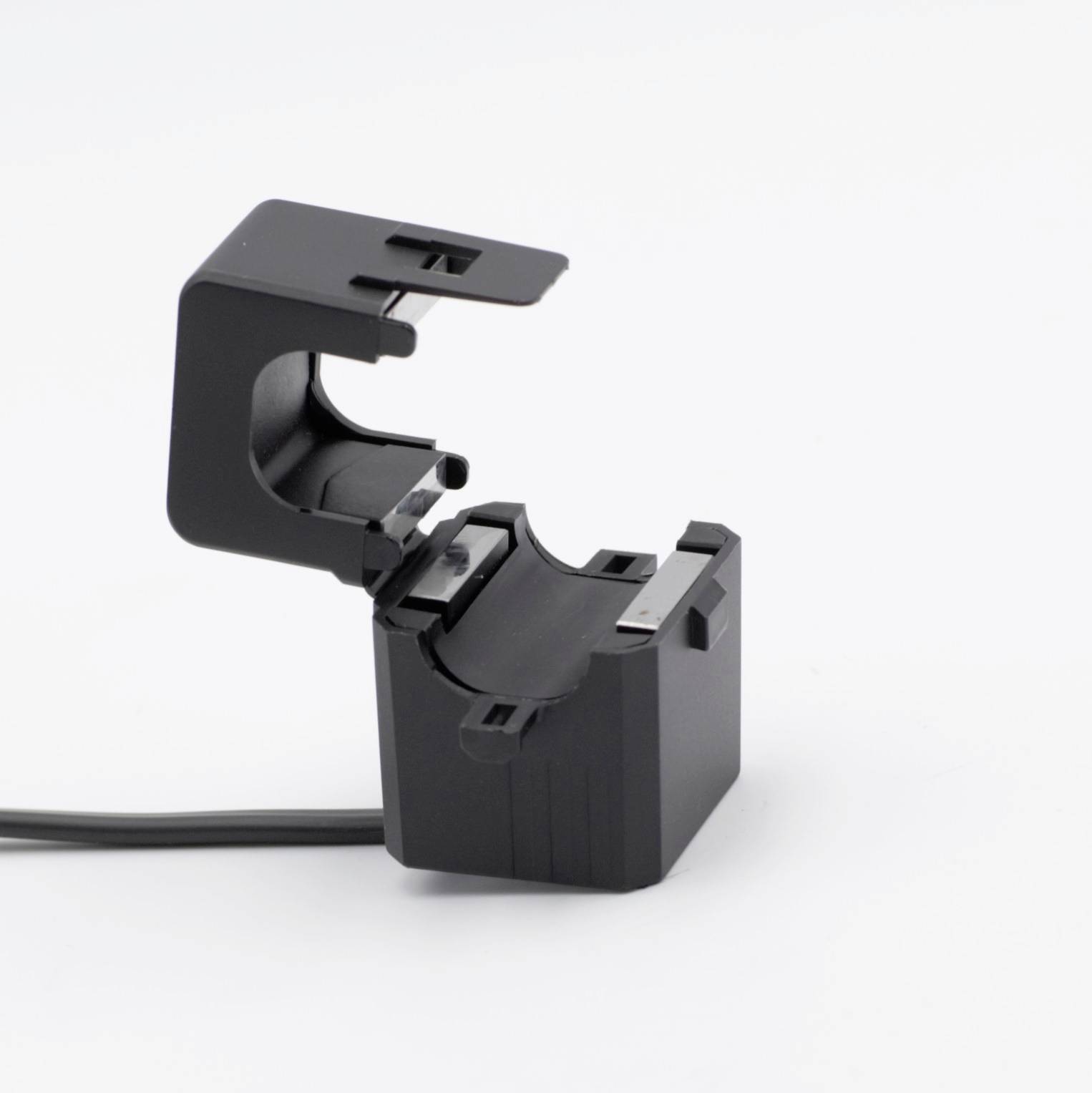 Schwarzer, rechteckiger Kunststoffsensor mit offenem Design und Kabel, möglicherweise ein Stromsensor für technische Anwendungen.
