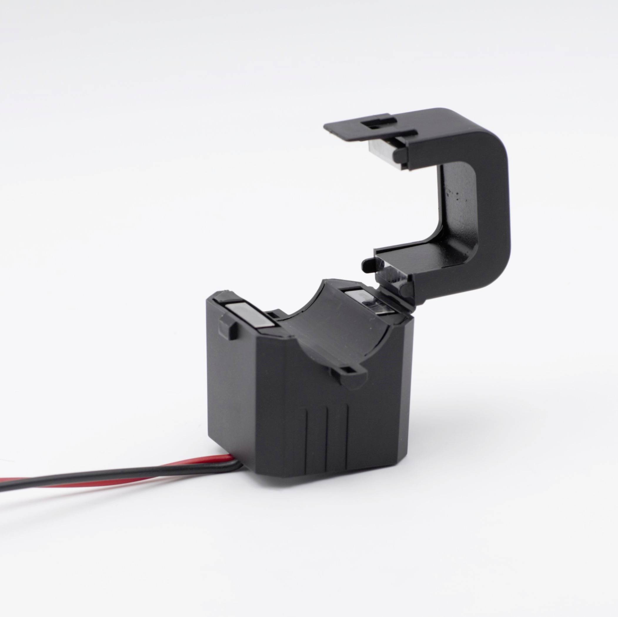 Schwarzer Kunststoffklemmsensor mit offenem Schnappmechanismus und roten sowie schwarzen Drähten. Ideal zur Erkennung von elektrischen Strömen.