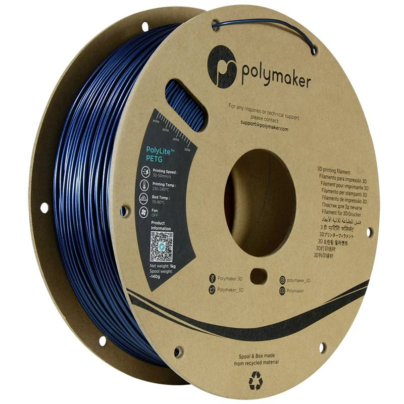 Eine Spule mit blauem PolyLite PETG 3D-Druckfilament von Polymaker. Die Verpackung ist aus recyceltem Papier gefertigt.