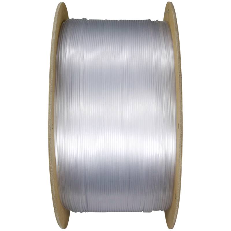 Eine große Rolle mit silbernem, dünnem Draht aufgewickelt. Die Drahtrolle ist gleichmäßig und dicht um einen Holzkern gewickelt.