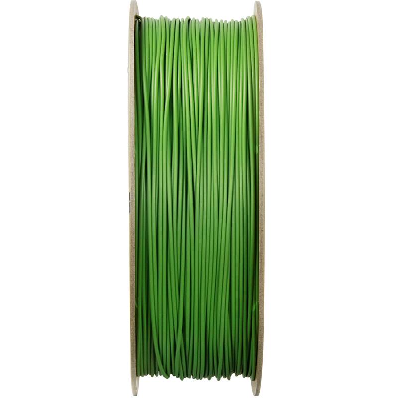 Eine grüne Spule mit Kunststoffdraht für den 3D-Druck, auf einer vertikalen Holzrolle aufgewickelt.